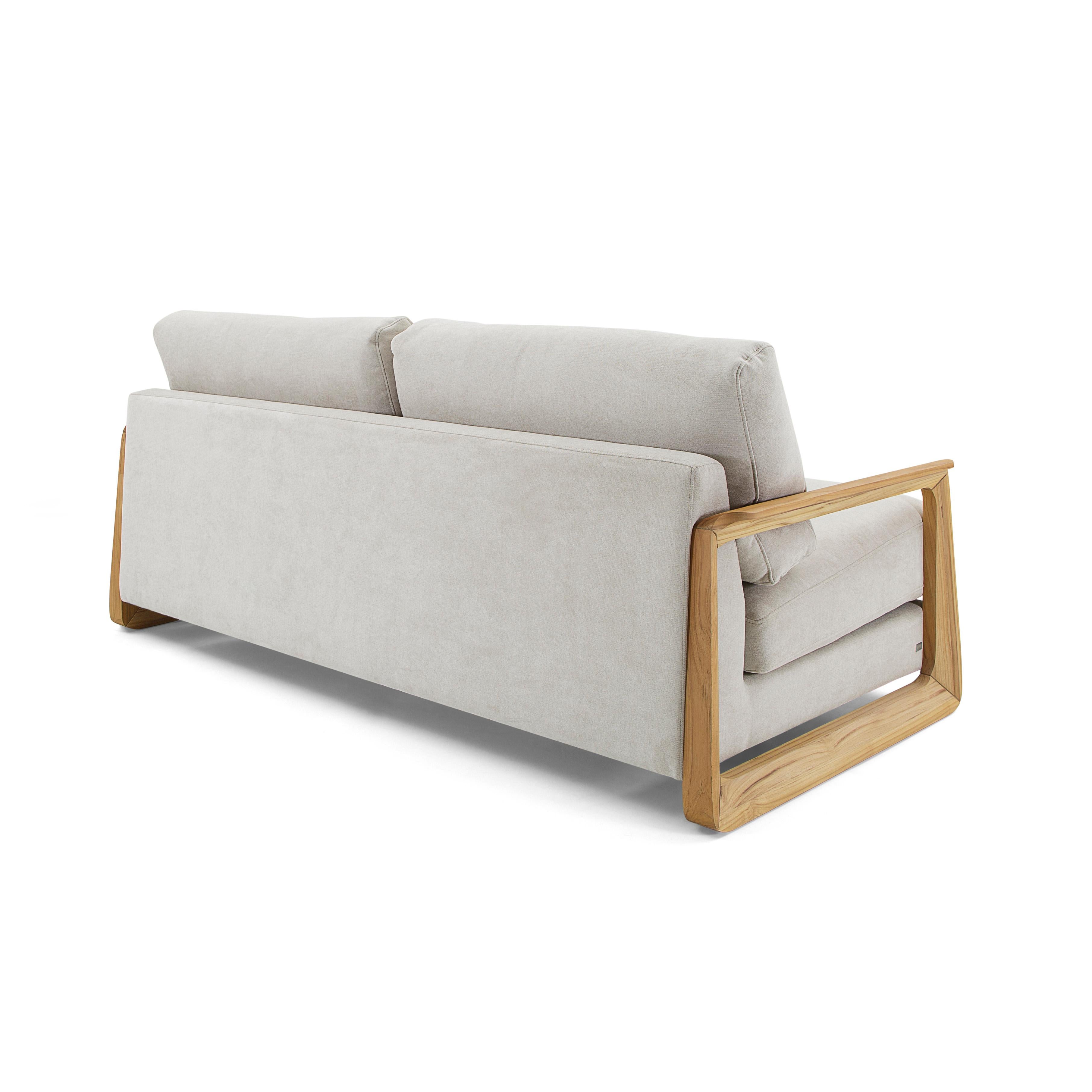 Sofa à trois places tapissé d'un tissu grège et d'accoudoirs en bois de teck Neuf - En vente à Miami, FL