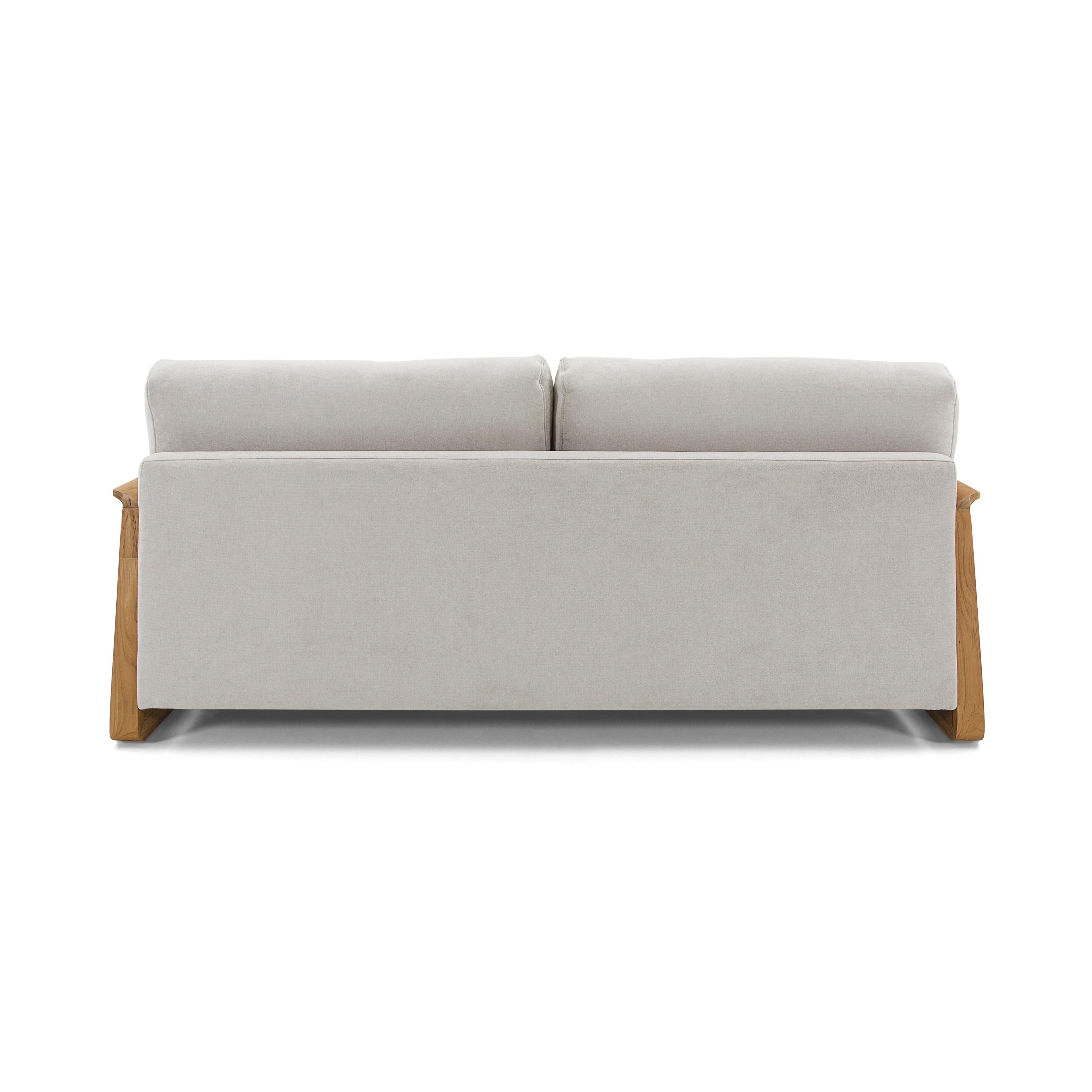 Dreisitzer-Sofa, gepolstert mit hafermehlfarbenem Stoff und Armlehnen aus Teakholz (21. Jahrhundert und zeitgenössisch) im Angebot