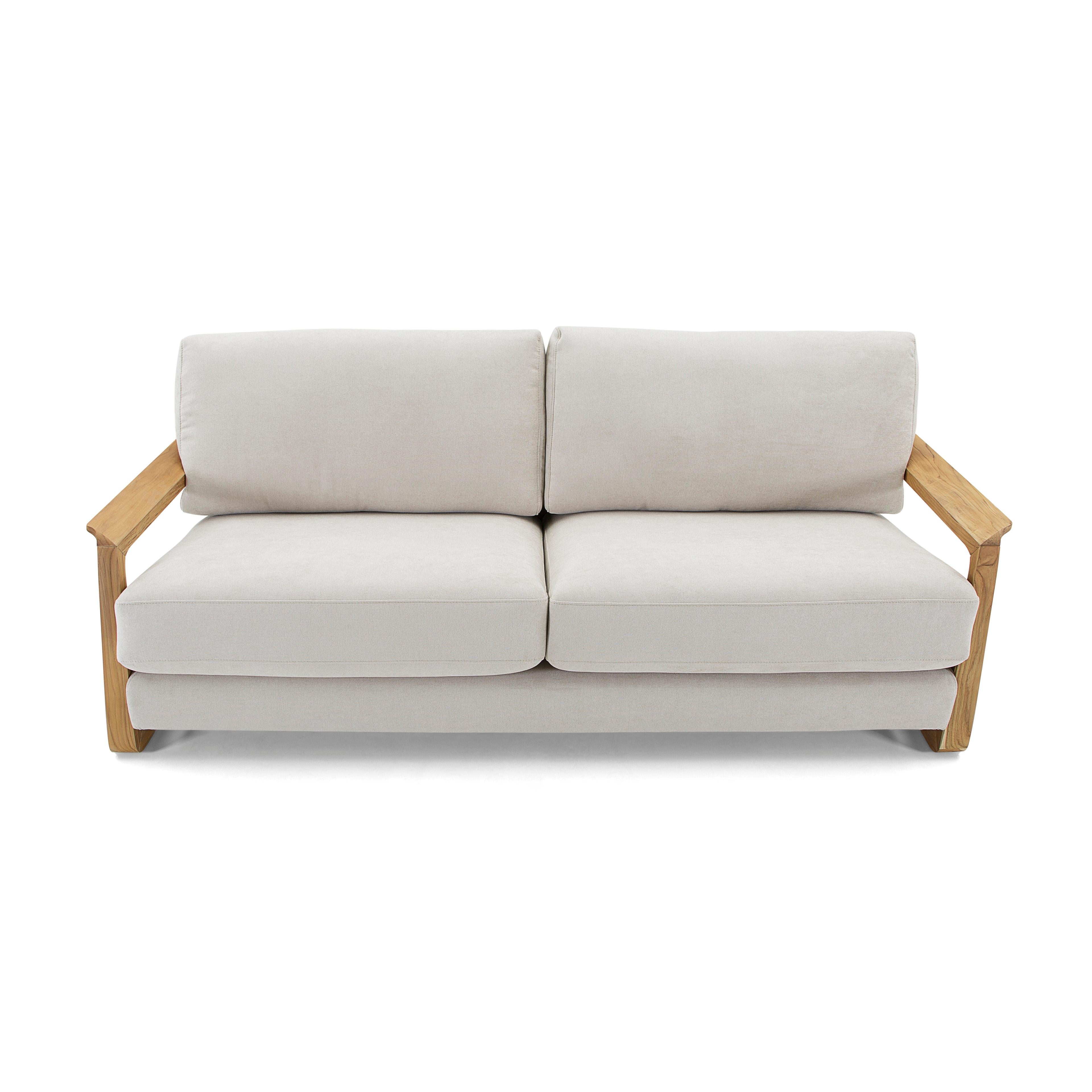 Dreisitzer-Sofa, gepolstert mit hafermehlfarbenem Stoff und Armlehnen aus Teakholz (Polster) im Angebot