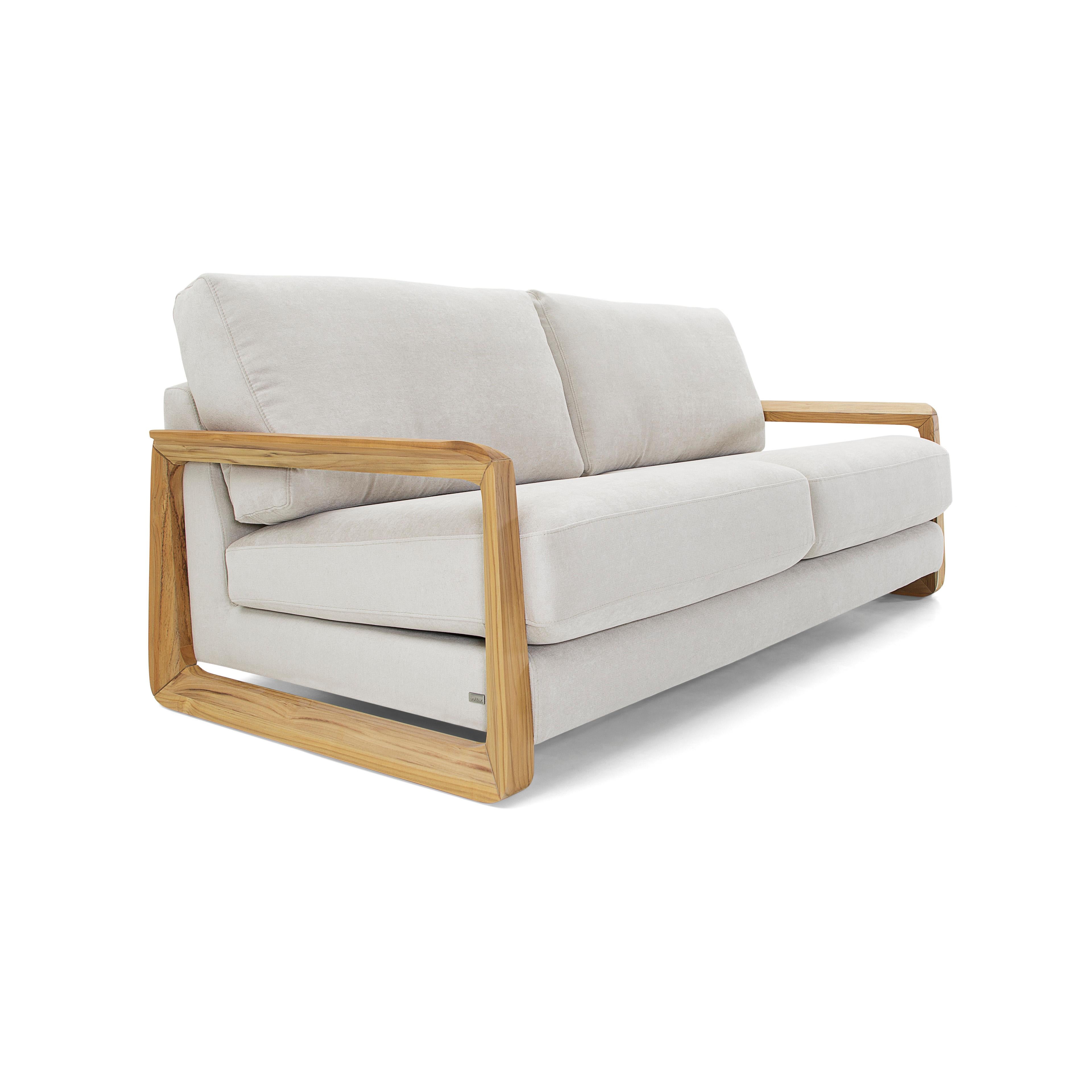 Dreisitzer-Sofa, gepolstert mit hafermehlfarbenem Stoff und Armlehnen aus Teakholz im Angebot 1