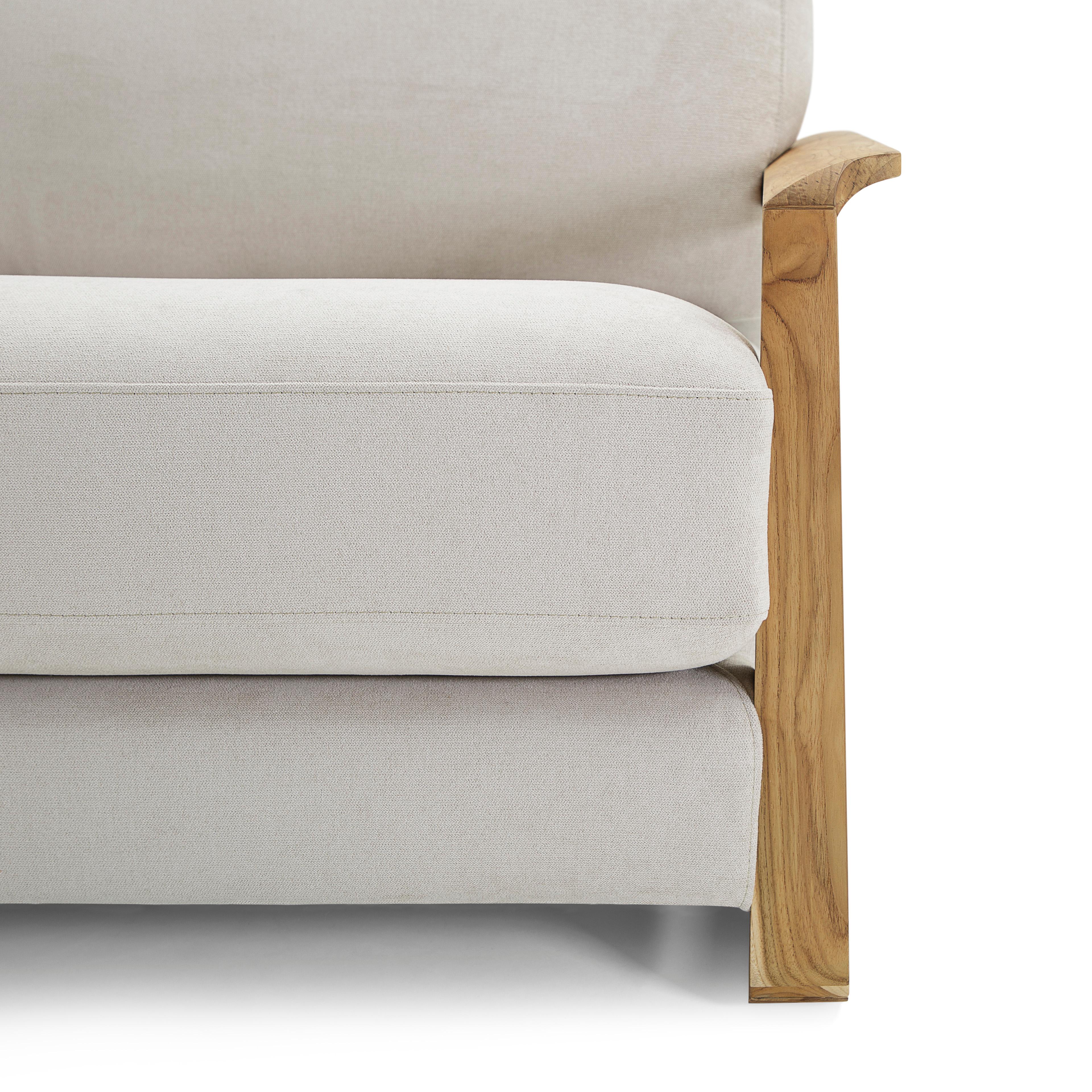 Dreisitzer-Sofa, gepolstert mit hafermehlfarbenem Stoff und Armlehnen aus Teakholz im Angebot 3