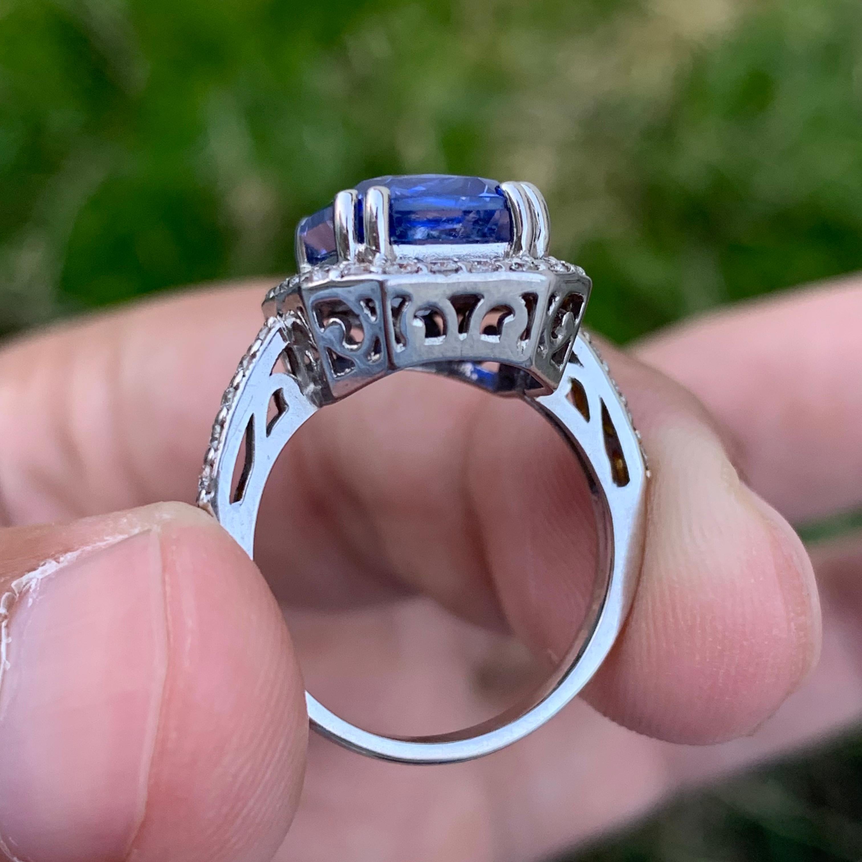 7.6 Gram Certified Royal Blue Sapphire Around Diamond Engagement Ring For Ladies In New Condition For Sale In Peshawar, PK