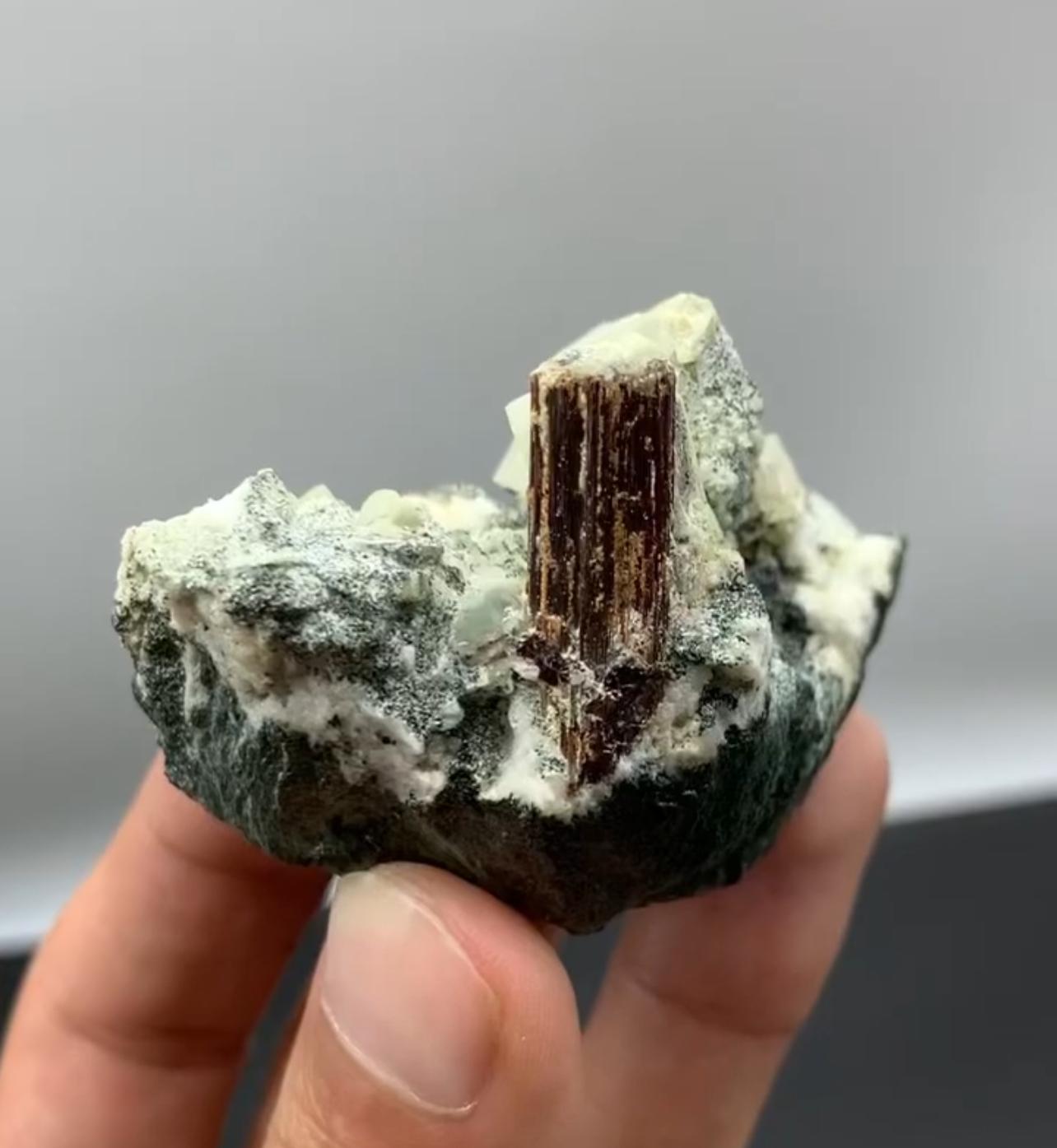 Pakistano 76 grammi di raro cristallo singolo di rutilo marrone su matrice con calcite dal Pakistan in vendita