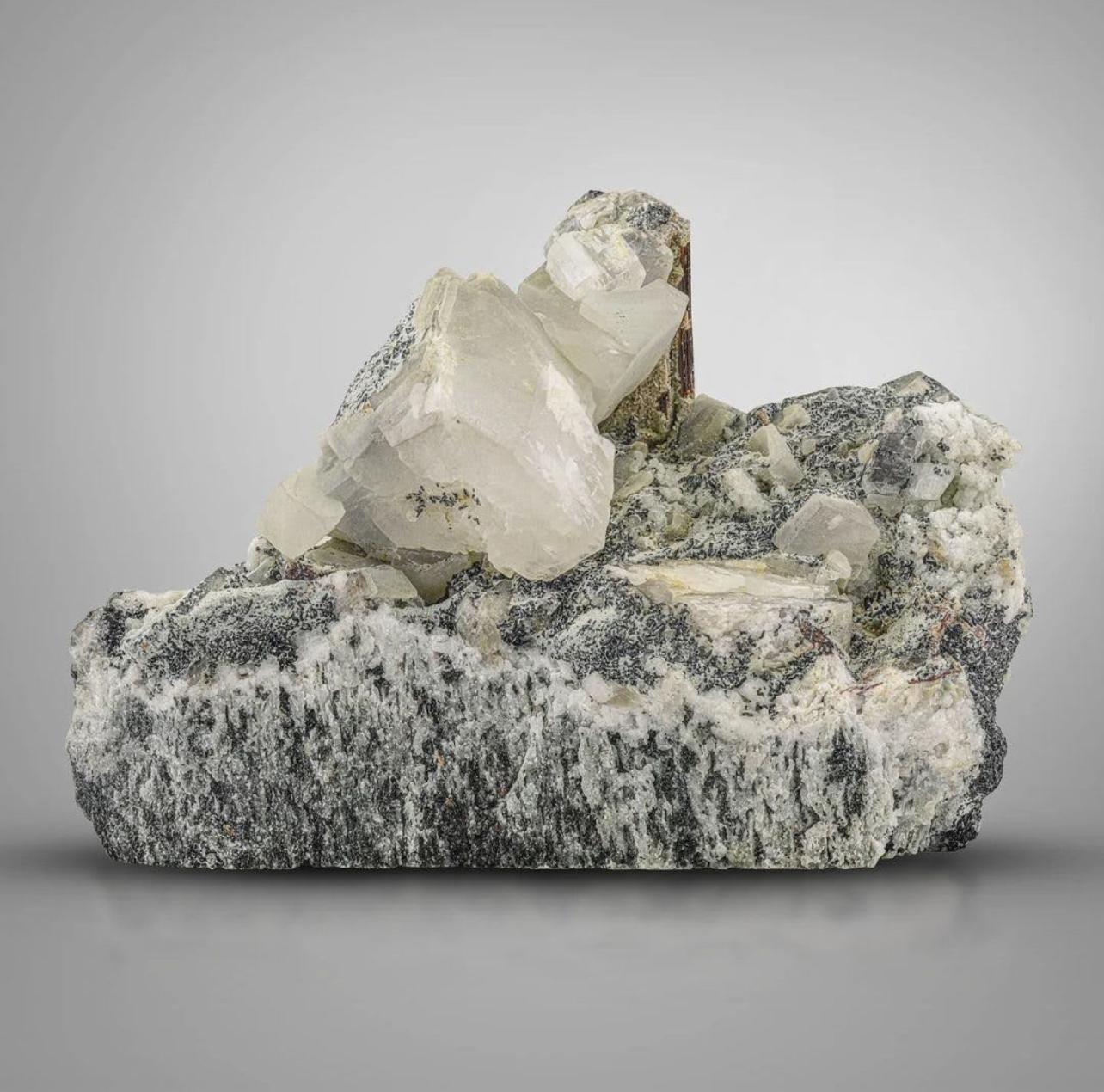 76 grammi di raro cristallo singolo di rutilo marrone su matrice con calcite dal Pakistan In condizioni buone in vendita a Peshawar, PK