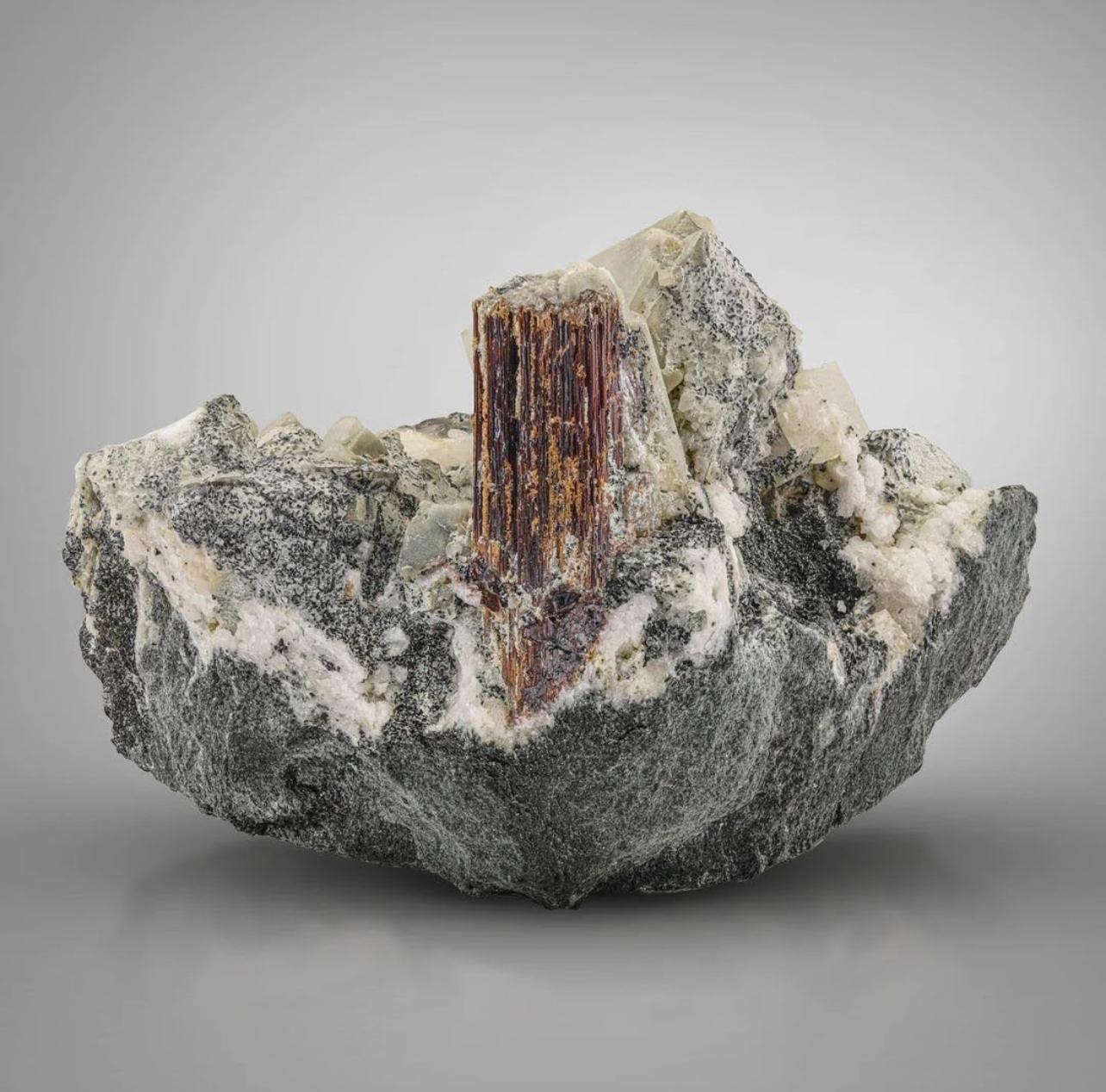 XXI secolo e contemporaneo 76 grammi di raro cristallo singolo di rutilo marrone su matrice con calcite dal Pakistan in vendita