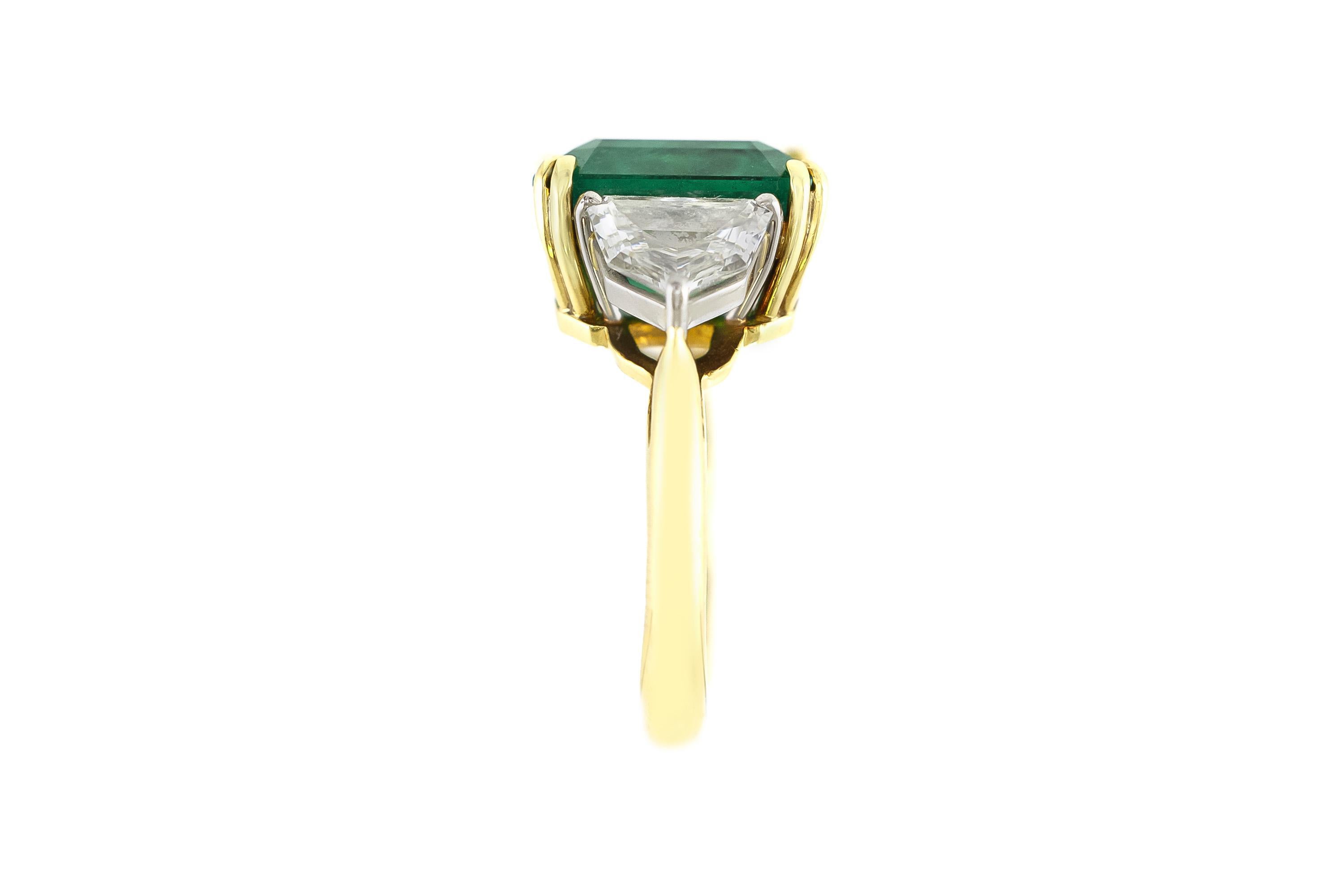 7.60 Carat Emerald and 1.30 Carat Shield cut Diamonds Ring In Good Condition For Sale In New York, NY