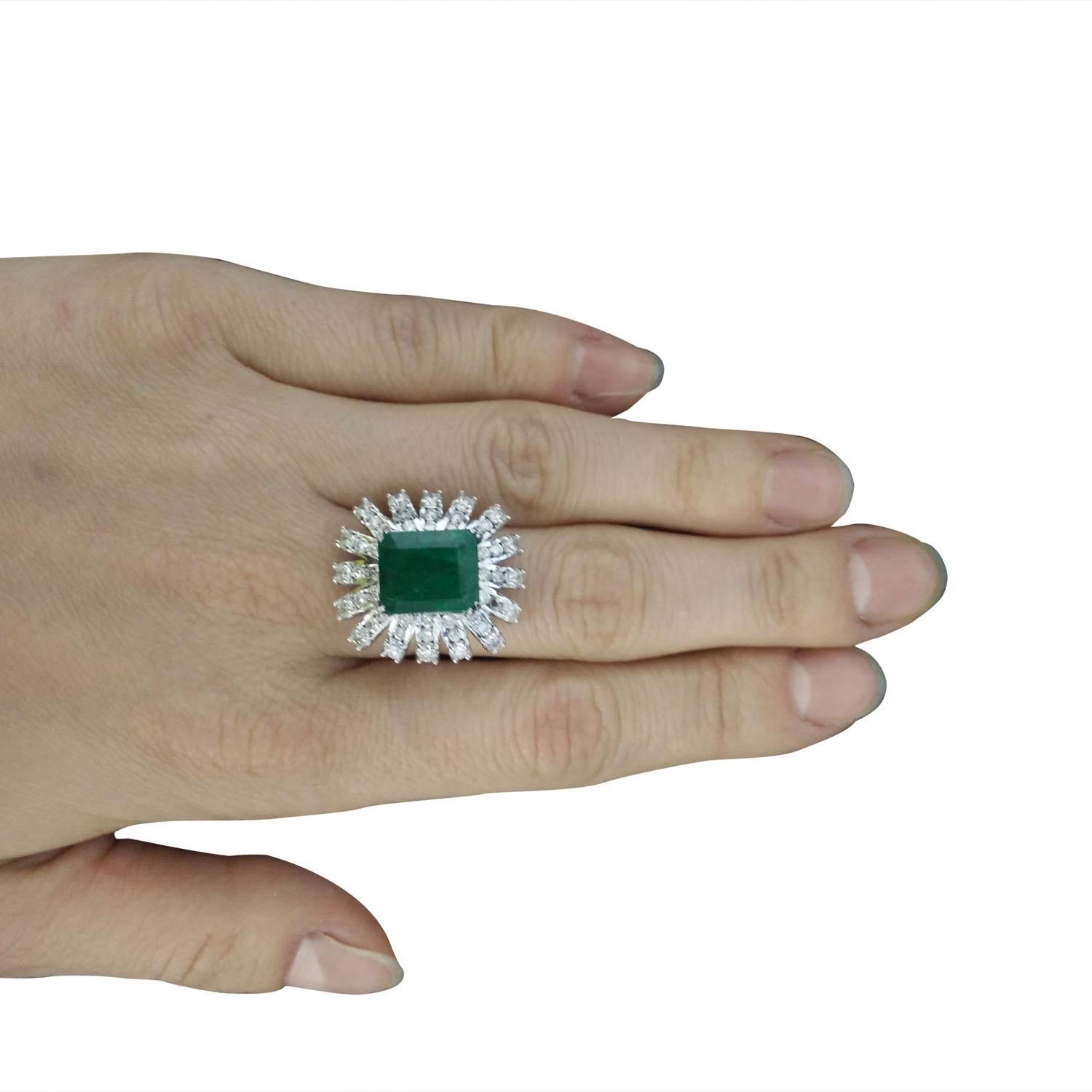 Women's 7.60 Carat Natural Emerald 14 Karat Solid White Gold Diamond Ring For Sale