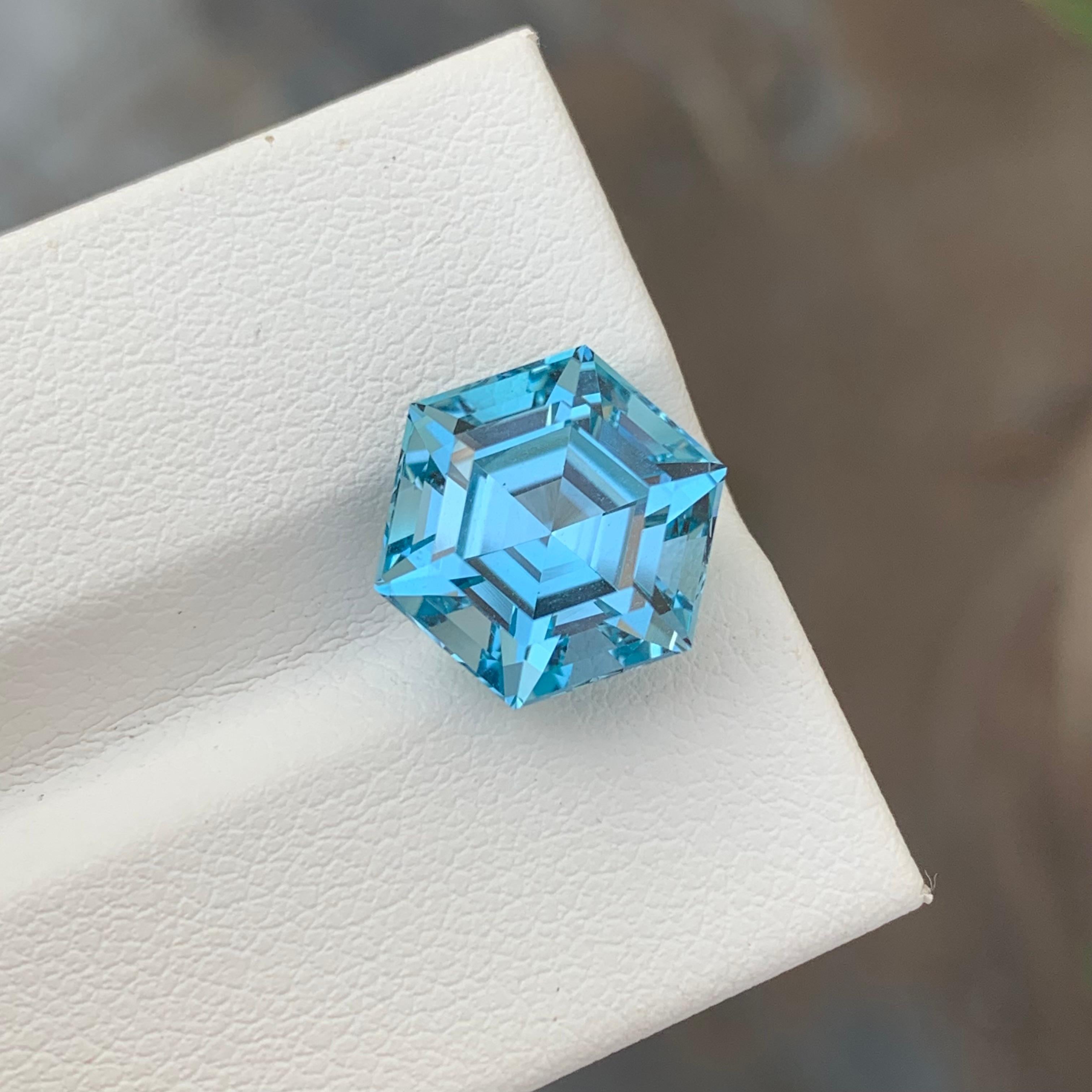 Loser Blautopas
Gewicht: 7,60 Karat
Abmessungen: 12.4 x 10.8 x 8.3 Mm
Herkunft: Brasilien
Form: Sechseck 
Farbe: Blau
Zertifikat: Auf Anfrage

Vorteile des Tragens von blauem Topas Stein:
Sie hilft, die Kommunikation und den Selbstausdruck zu