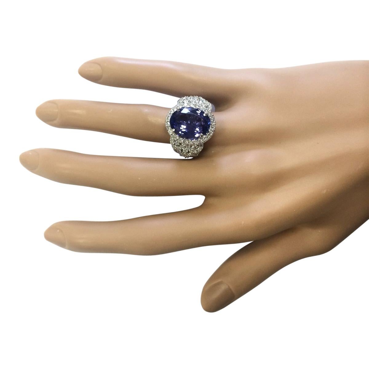 Taille ovale Bague exquise en or blanc 14 carats avec tanzanite naturelle et diamants en vente