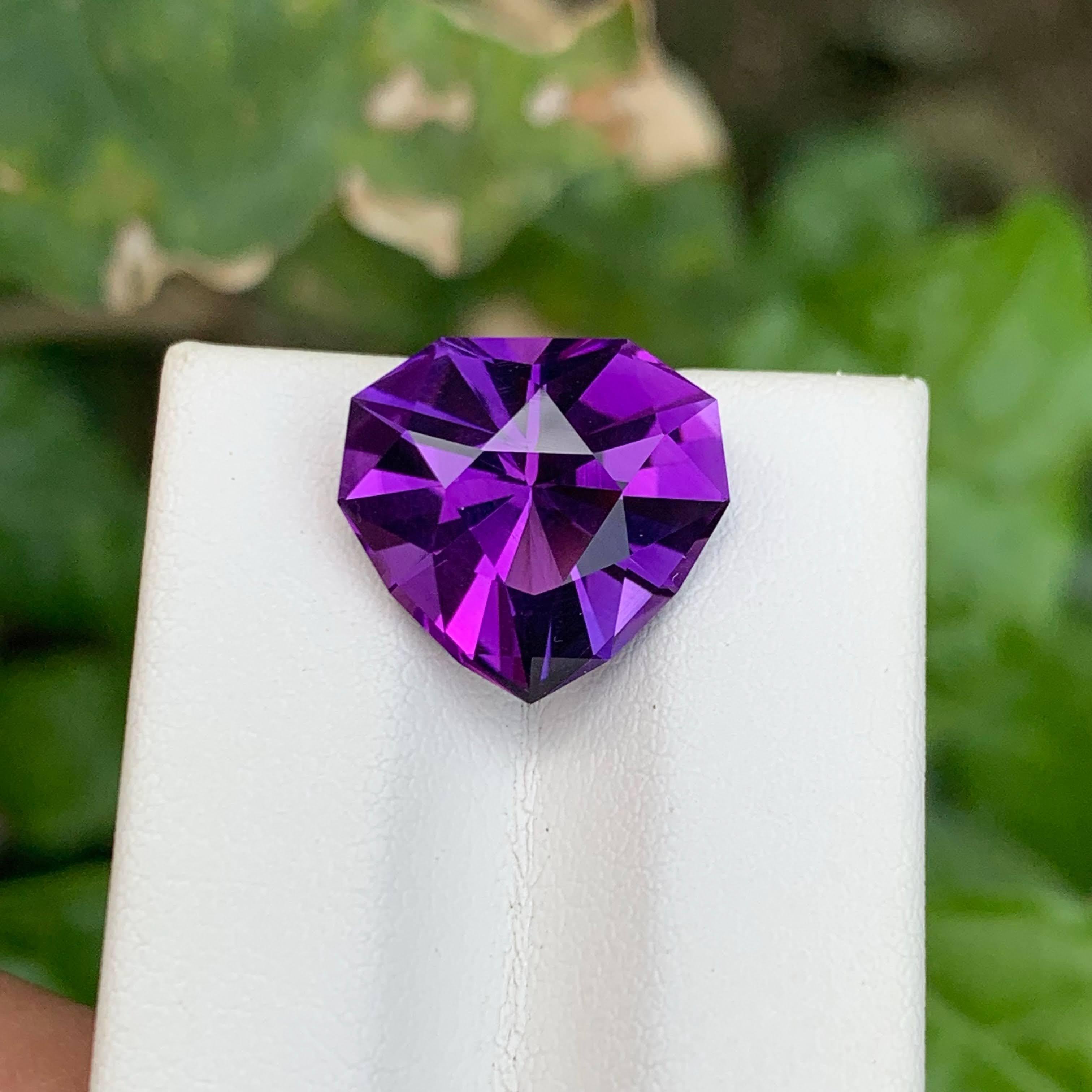 Women's or Men's 7.60 carats Royal Purple Amethyst Trilliant Cut Natural Brazilian Gemstone For Sale