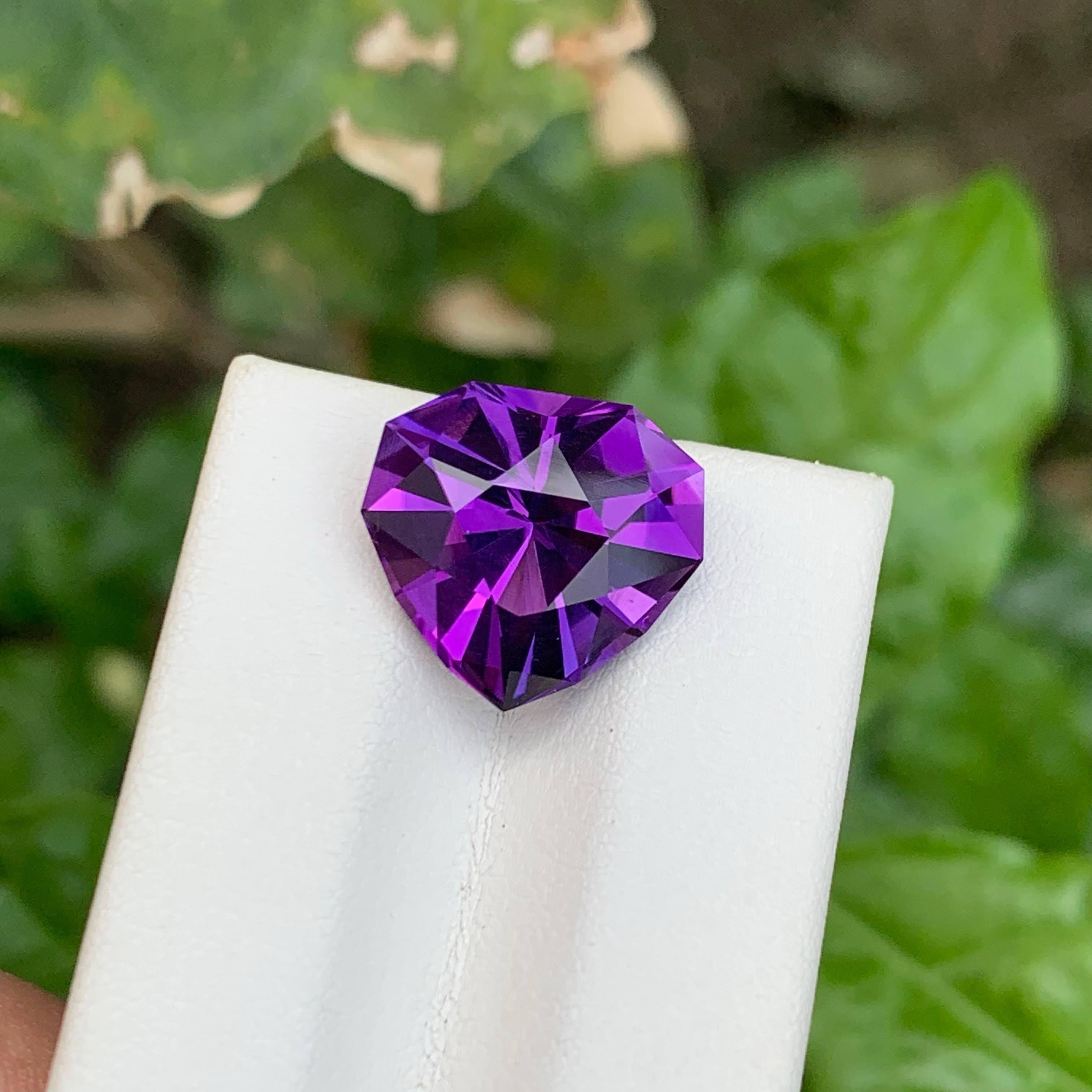 7.60 carats Royal Purple Amethyst Trilliant Cut Natural Brazilian Gemstone For Sale 2