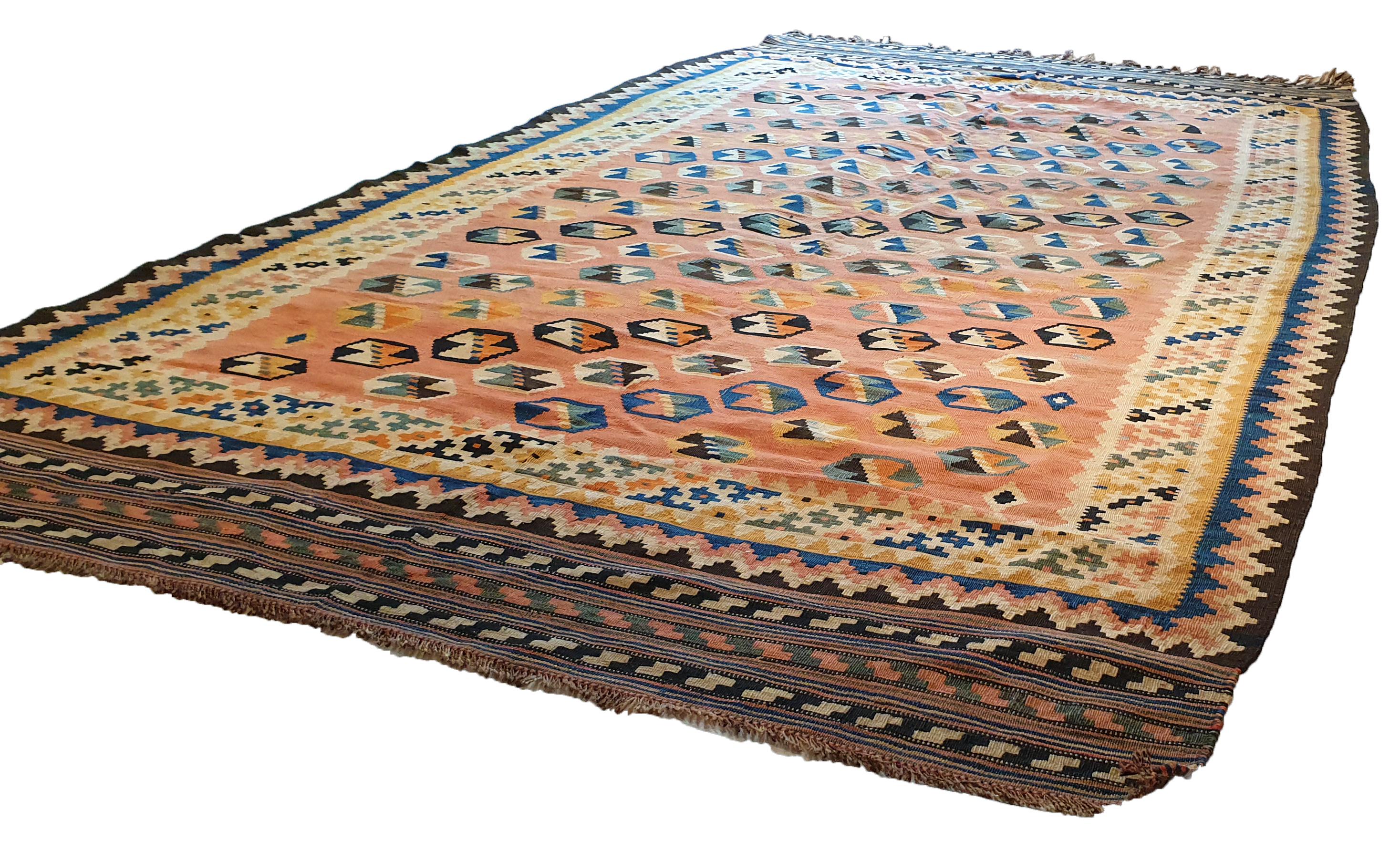 761 - Bonito Kilim de mediados del siglo XX con diseño tribal geométrico y bellos colores naranja, morado, negro y verde, tejido totalmente a mano con lana sobre fondo de lana.