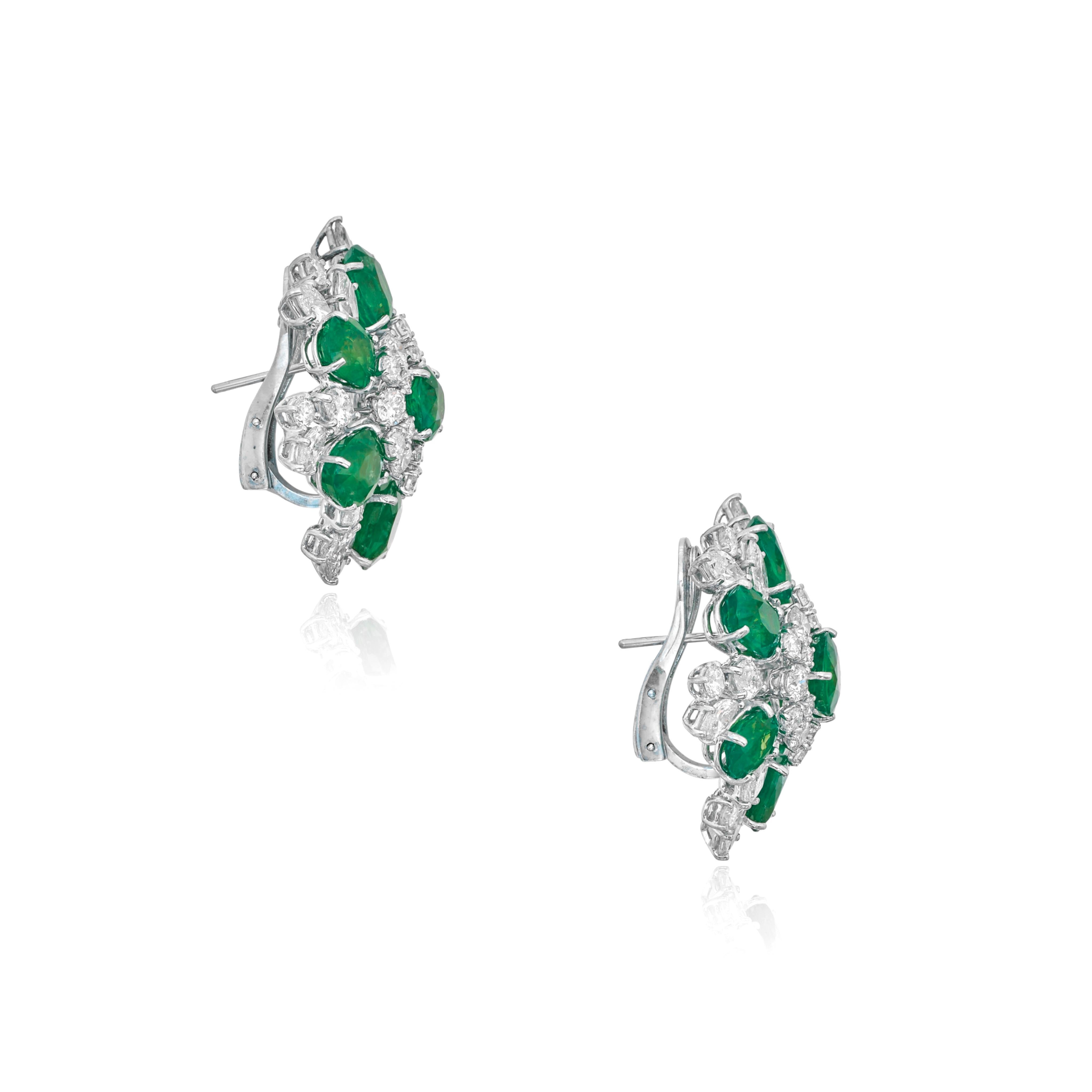 Con un design floreale, caratterizzato da rubini di forma ovale e decorato con diamanti rotondi e marquise.

Diametro 1⅜ pollici
Platino
Dotata di paletti
smeraldi verdi del peso di 2,00, 2,05, 2,00e 1,61 carati  

Rapporto sulle condizioni

