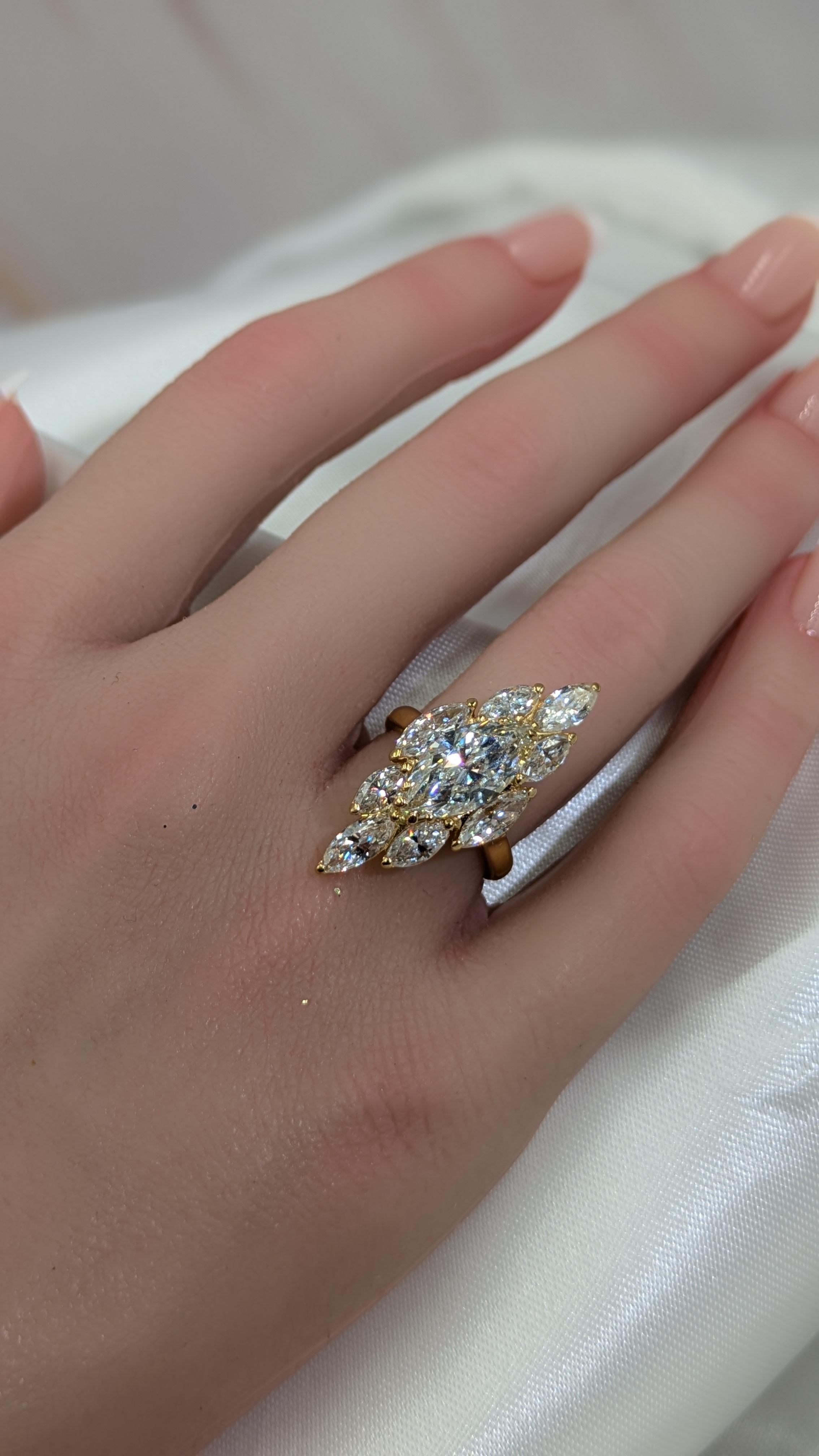 7.62 Carat Pear-Cut Diamond Shuttle Ring in 18K Gold For Sale 5
