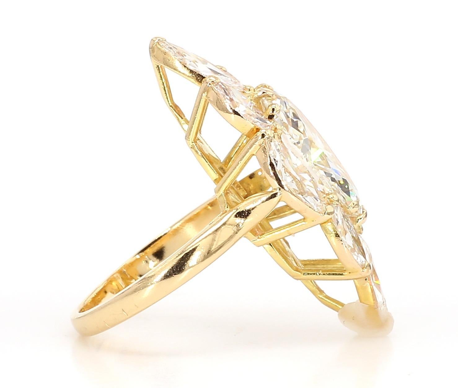 7.62 Carat Pear-Cut Diamond Shuttle Ring in 18K Gold For Sale 1