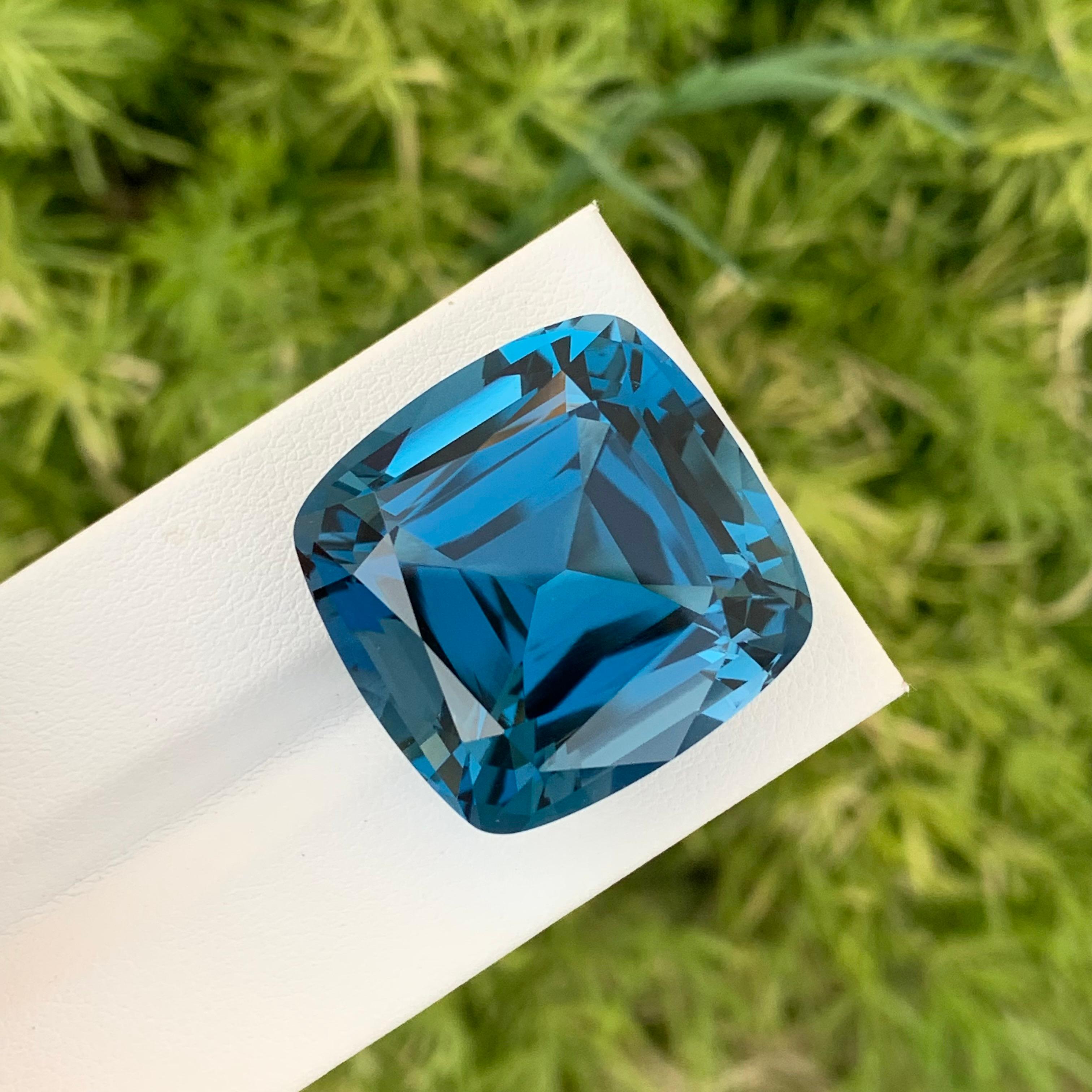 Taille carrée 76.25 Carat Gigantic Loose Deep Blue London Blue Topaz From Brazil Mine en vente