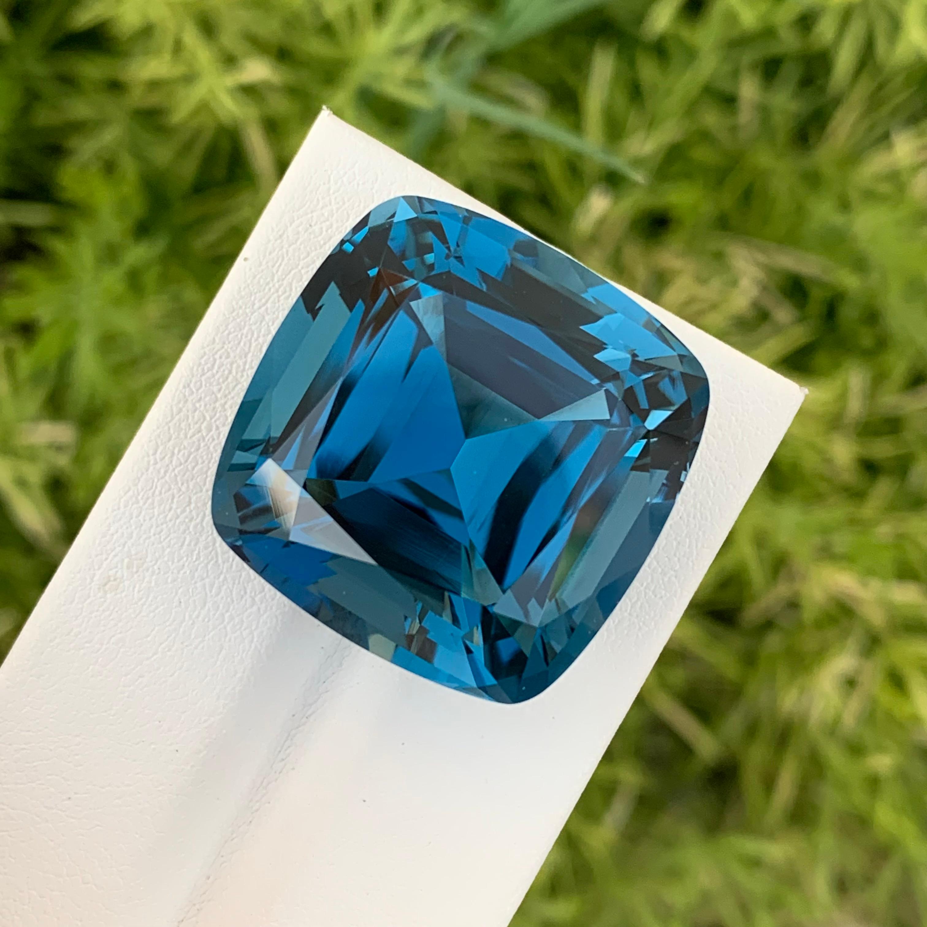 76.25 Carat Gigantic Loose Deep Blue London Blue Topaz From Brazil Mine Unisexe en vente