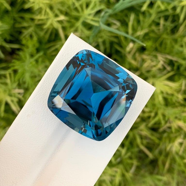 76.25 Carat Gigantic Loose Deep Blue London Blue Topaz From Brazil Mine - En vente sur France