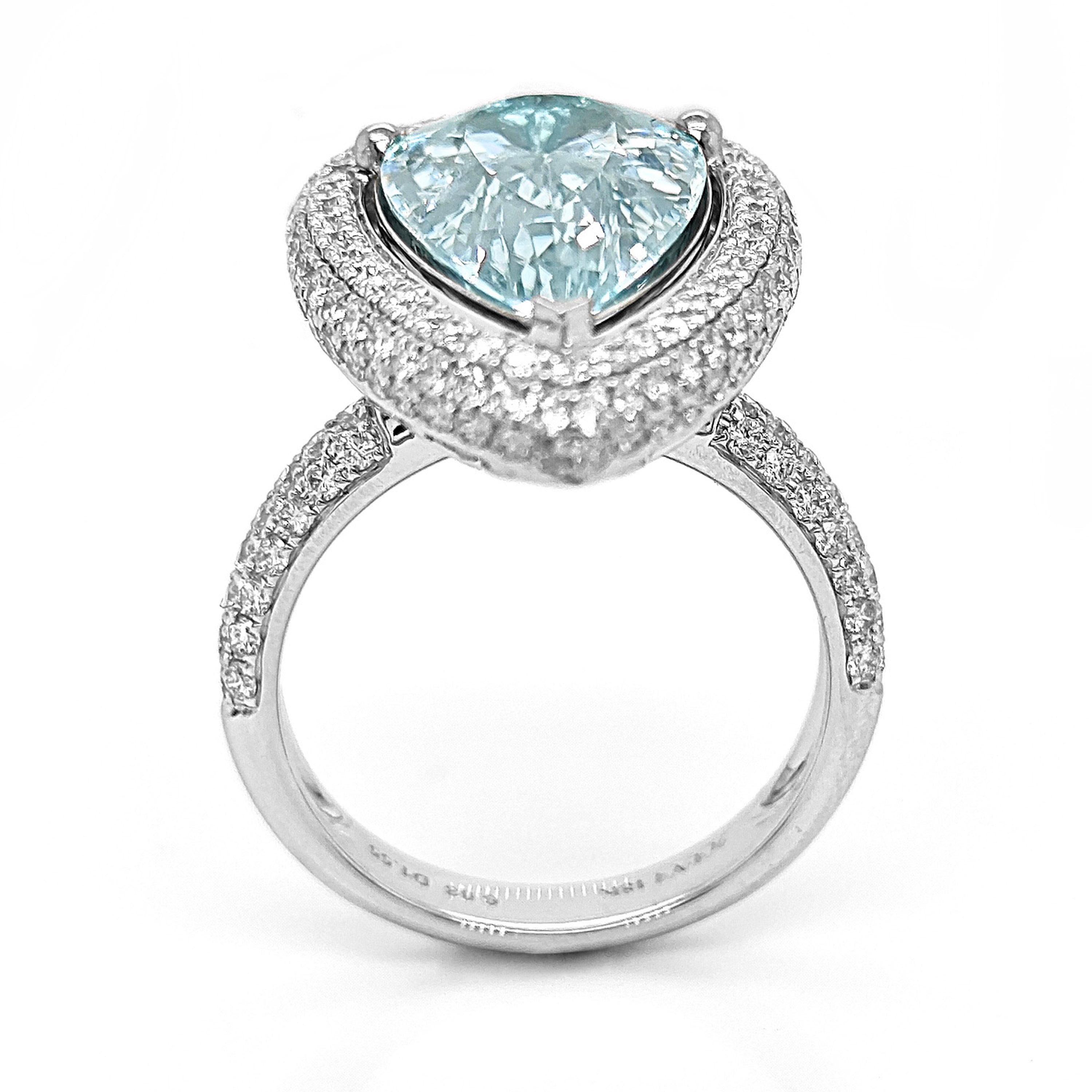 Taglio ovale Anello in oro bianco con diamanti bianchi e PARAIBA TOURMALINE da 7.63 carati in vendita