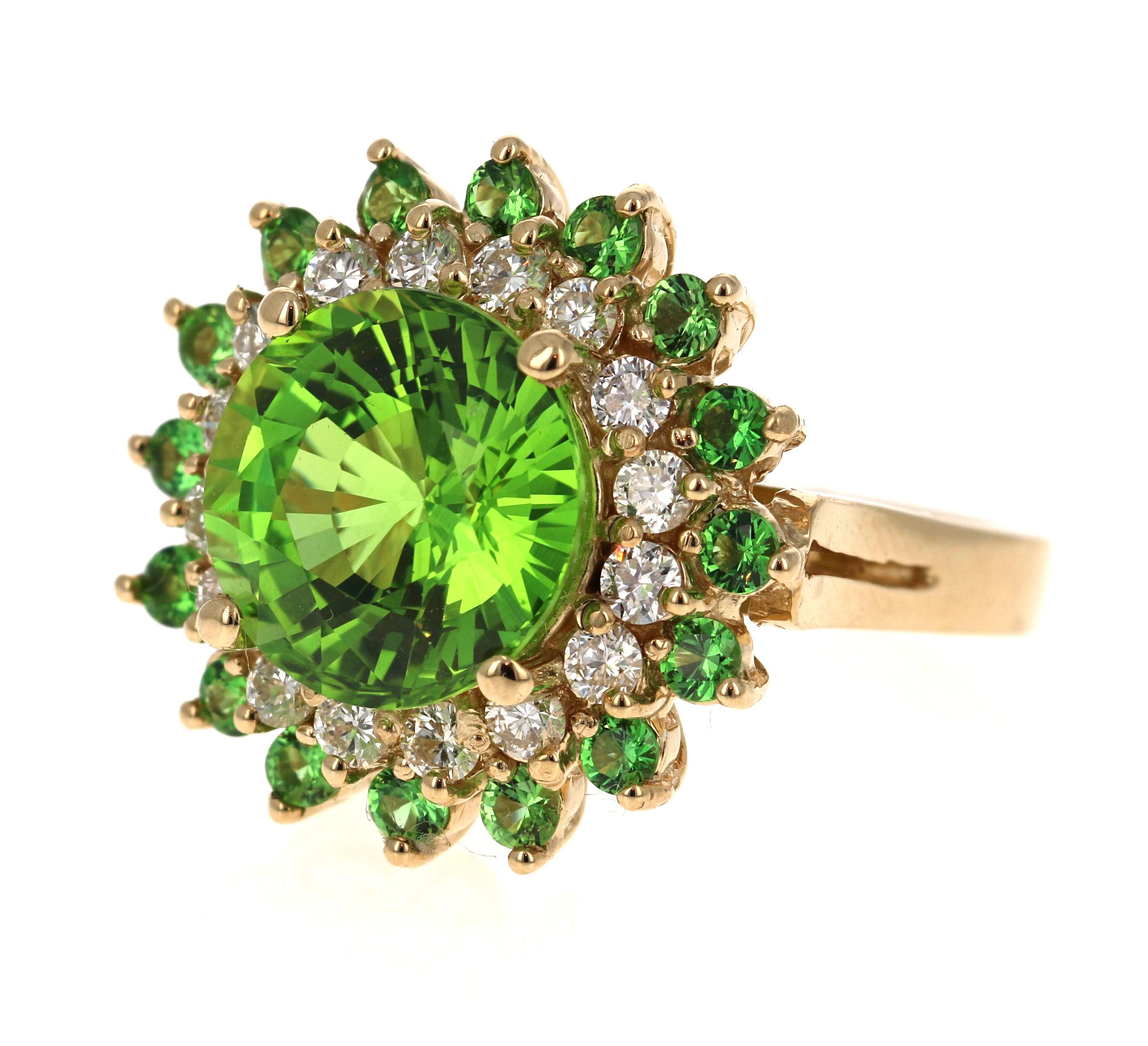 Entworfen, um wie eine schöne Blume auf Ihrem Finger aussehen, diese schöne und einzigartige Ring hat eine große Runde Cut Peridot in der Mitte, die 6,33 Karat wiegt. 
Es hat auch eine Reihe von 16 Rundschliff Diamanten, die 0,60 Karat wiegen und