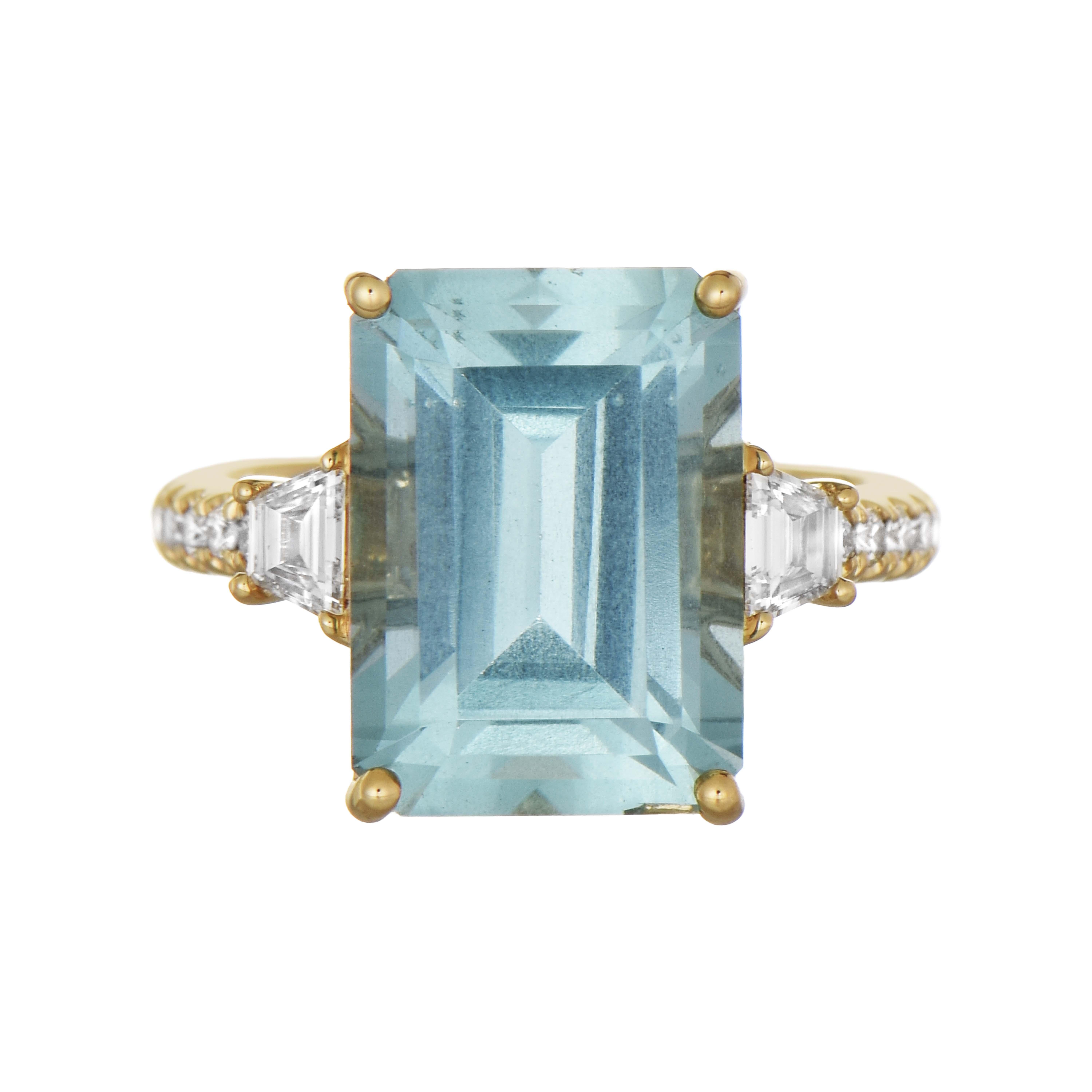 Mixed Cut 7.63 Carats Aquamarine and White Diamond Yellow Gold Ring For Sale