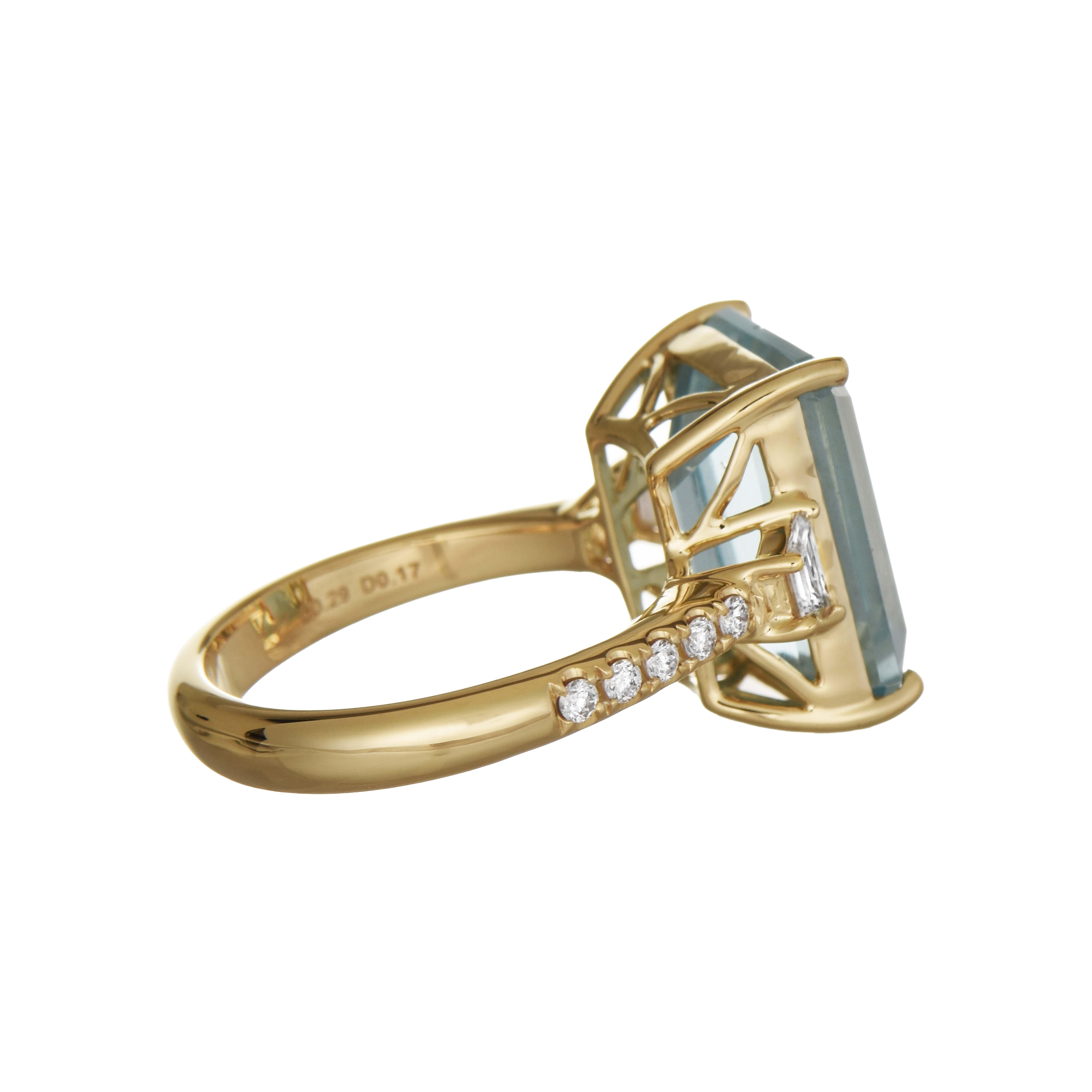 7.63 Carats Aquamarine and White Diamond Yellow Gold Ring In New Condition For Sale In New York, NY