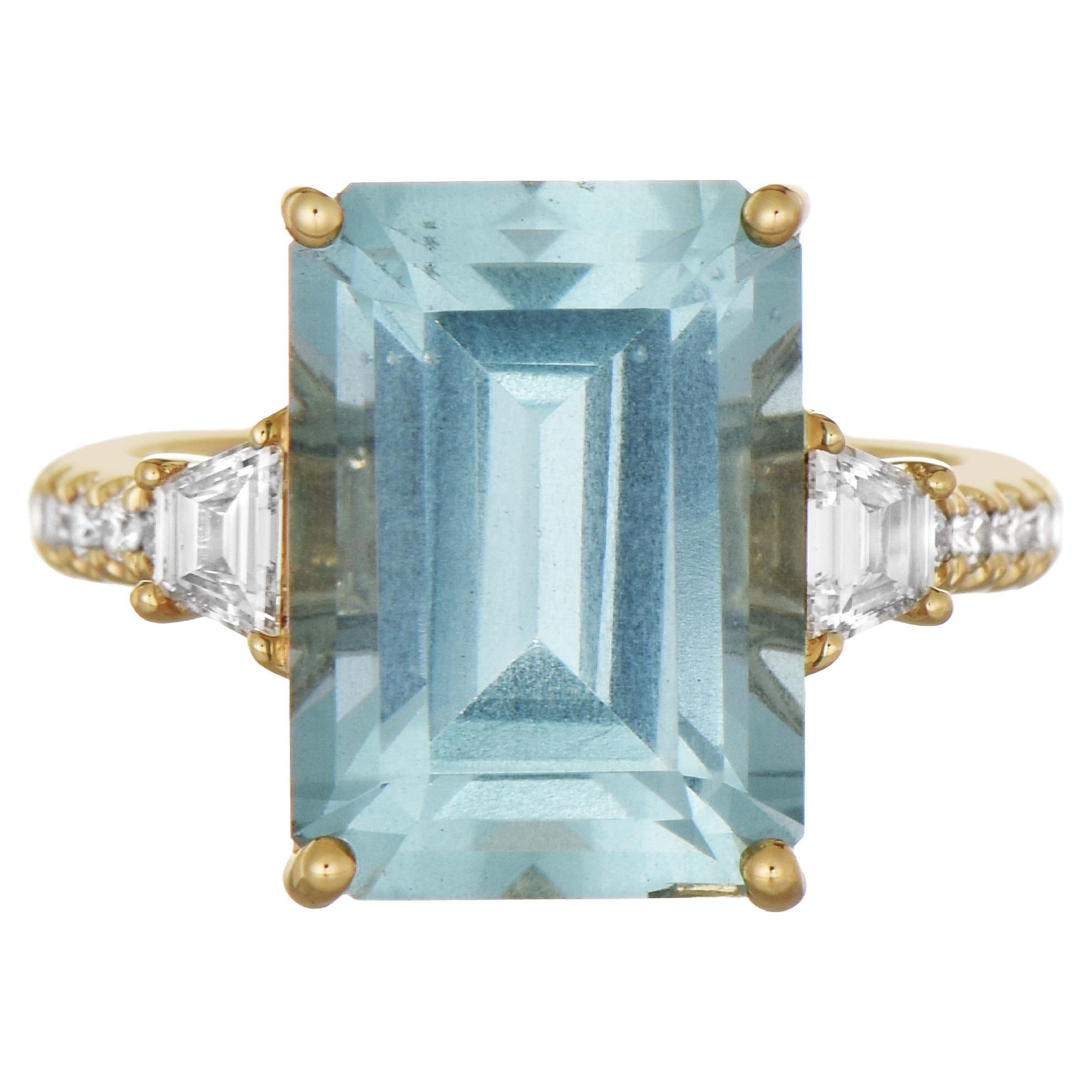 7.63 Carats Aquamarine and White Diamond Yellow Gold Ring