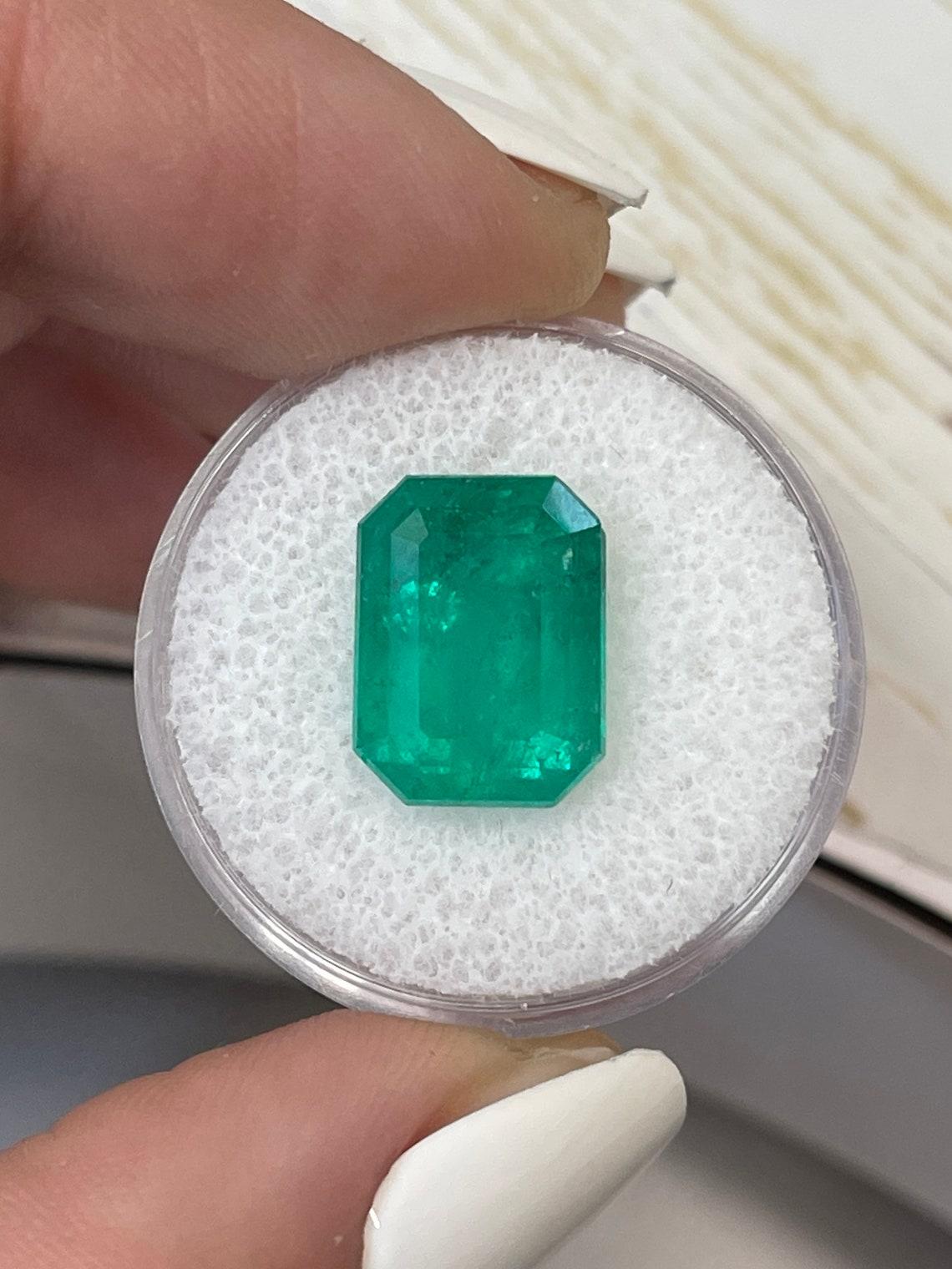 Piedra: Esmeralda
Peso: 7,64 quilates
Forma: Corte Esmeralda
Claridad: Transparente
Lustre: Muy bueno
Color: Verde intenso
Medidas: 13,31 mm x 10,04 mm x 8,08 mm
Origen geográfico: Colombia
Tratamiento: Natural, Engrasado

Observaciones: Debido a