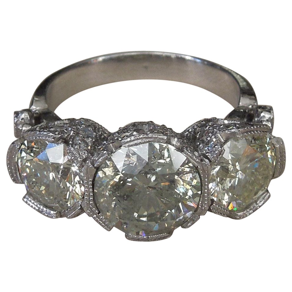 7,64 Karat Platin-Tulpenring mit drei Diamanten im Angebot