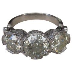 7,64 Karat Platin-Tulpenring mit drei Diamanten