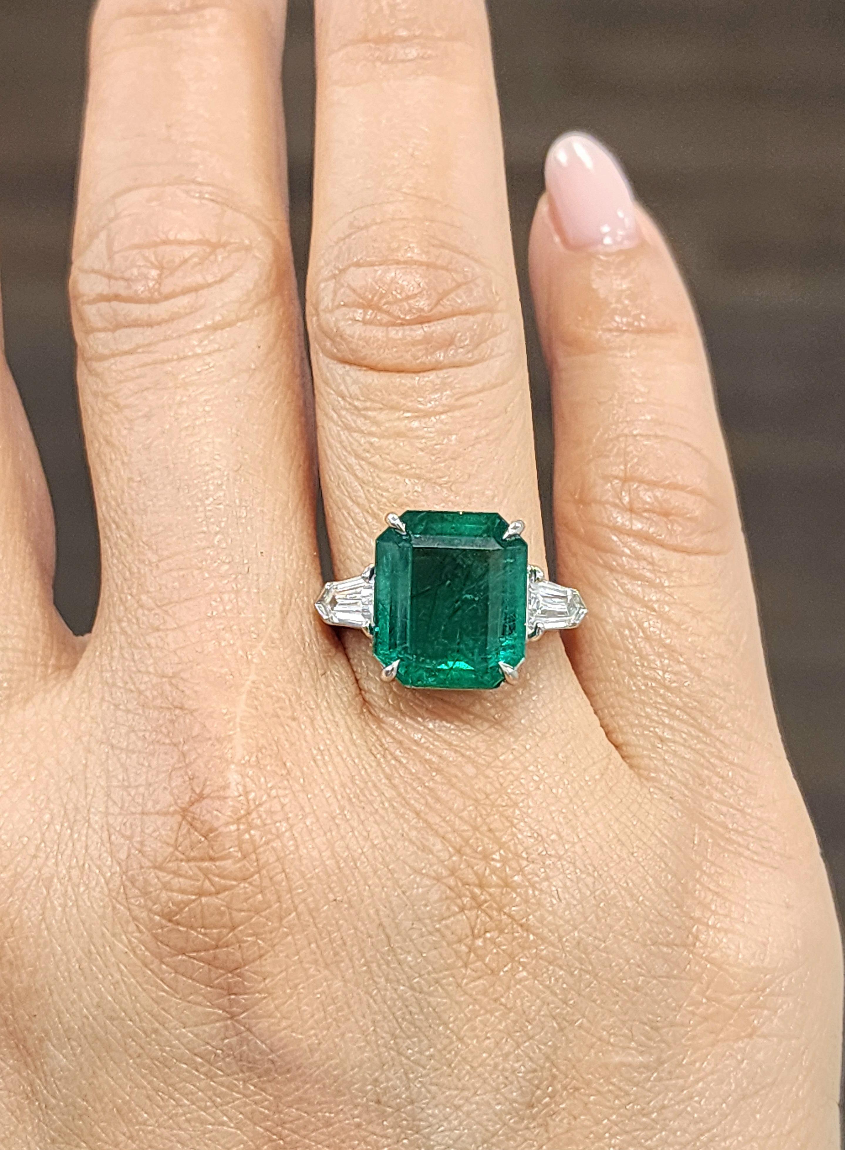 Modern 7.64 ct GIA Certified Natural Zambian Emerald & Diamond Ring For Sale