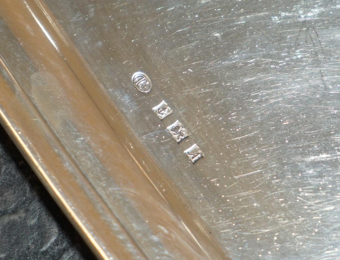 Casa Reale Antiquariato

The Royal House Antiques è lieta di offrire in vendita questo delizioso vassoio da portata in argento massiccio Alexander Clark & Co LTD Birmingham Silver Co. 764 grammi.

Un vassoio da portata ben fatto e decorativo,