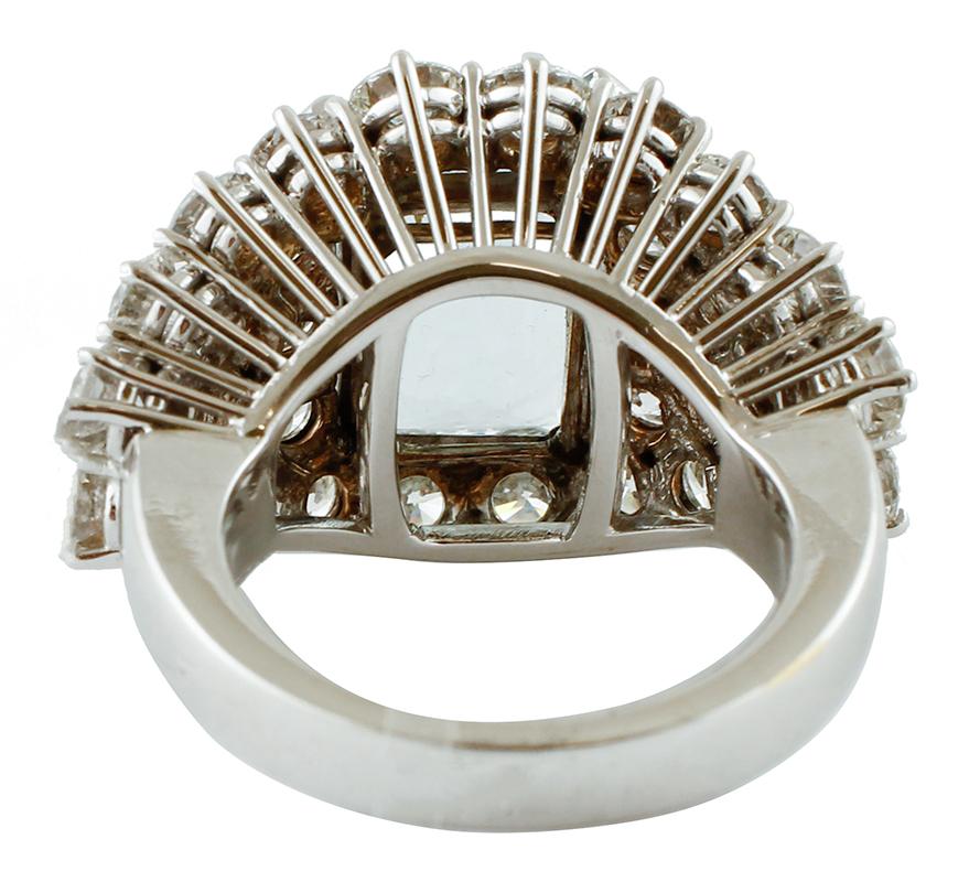 Brilliant Cut 7.64 Carat Aquamarine and 8.30 Carat Diamonds Ring For Sale
