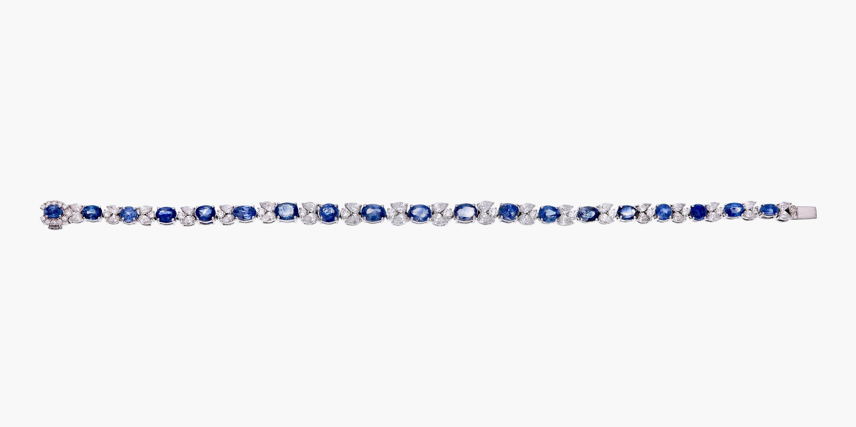L'élégant bracelet en saphir bleu du Cachemire et diamants présenté par REWA est fabriqué à la main en or blanc 18 carats.

Il comporte 19 pièces de saphir bleu du Cachemire de forme ovale pesant 7,65 carats environ.

Il est serti de 38 diamants en