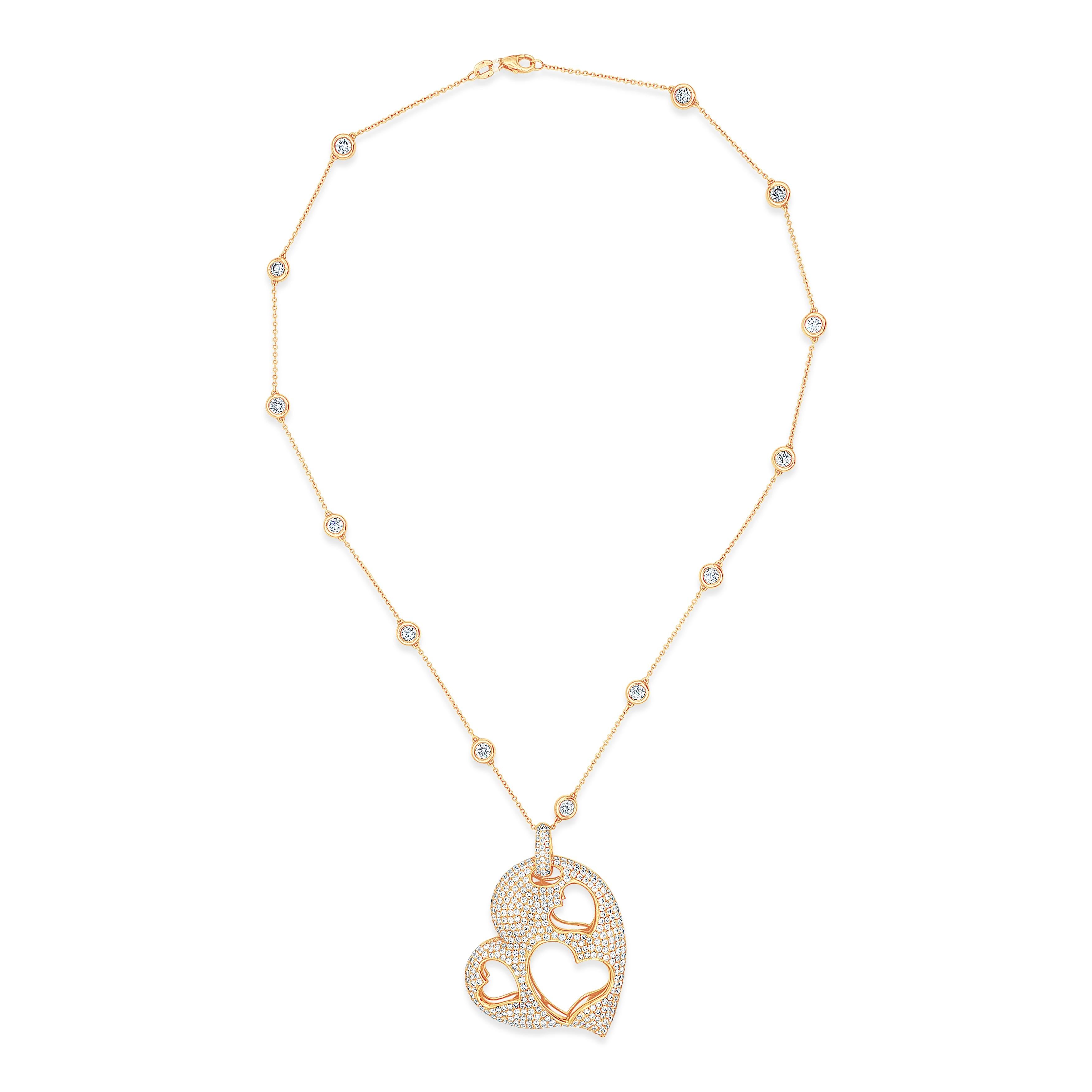 Contemporain Collier à pendentif en forme de cœur ajouré avec diamants ronds micro-pavés de 7,65 carats au total en vente