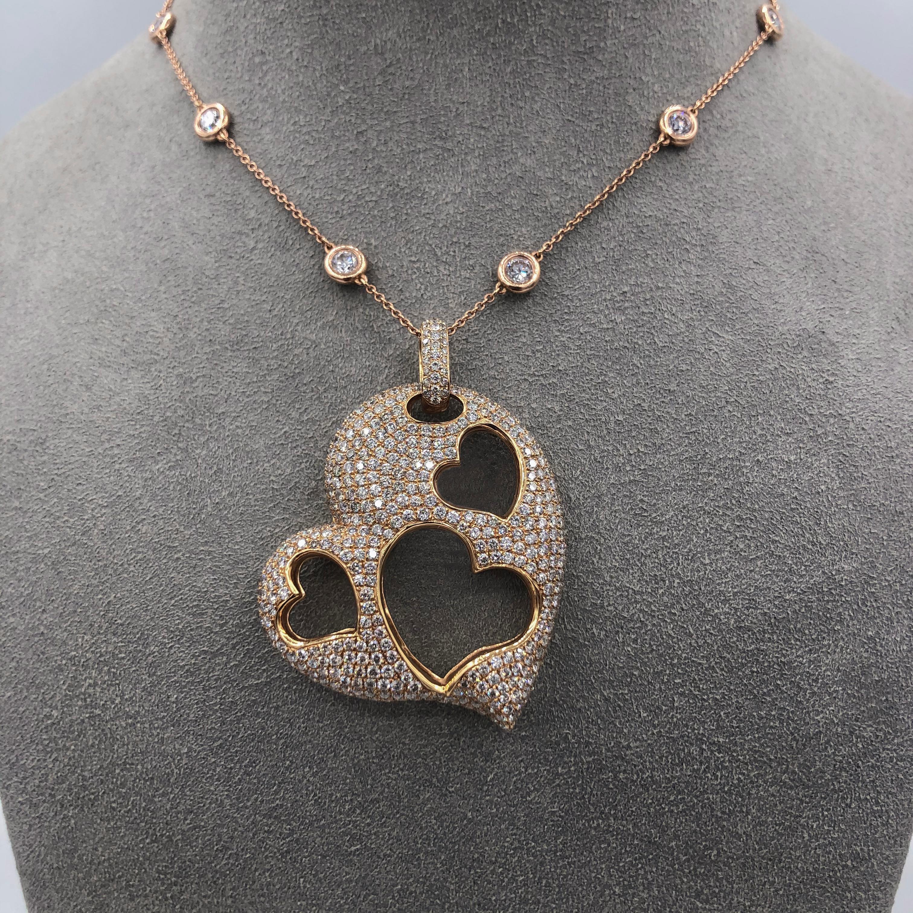 Collier à pendentif en forme de cœur ajouré avec diamants ronds micro-pavés de 7,65 carats au total en vente 4