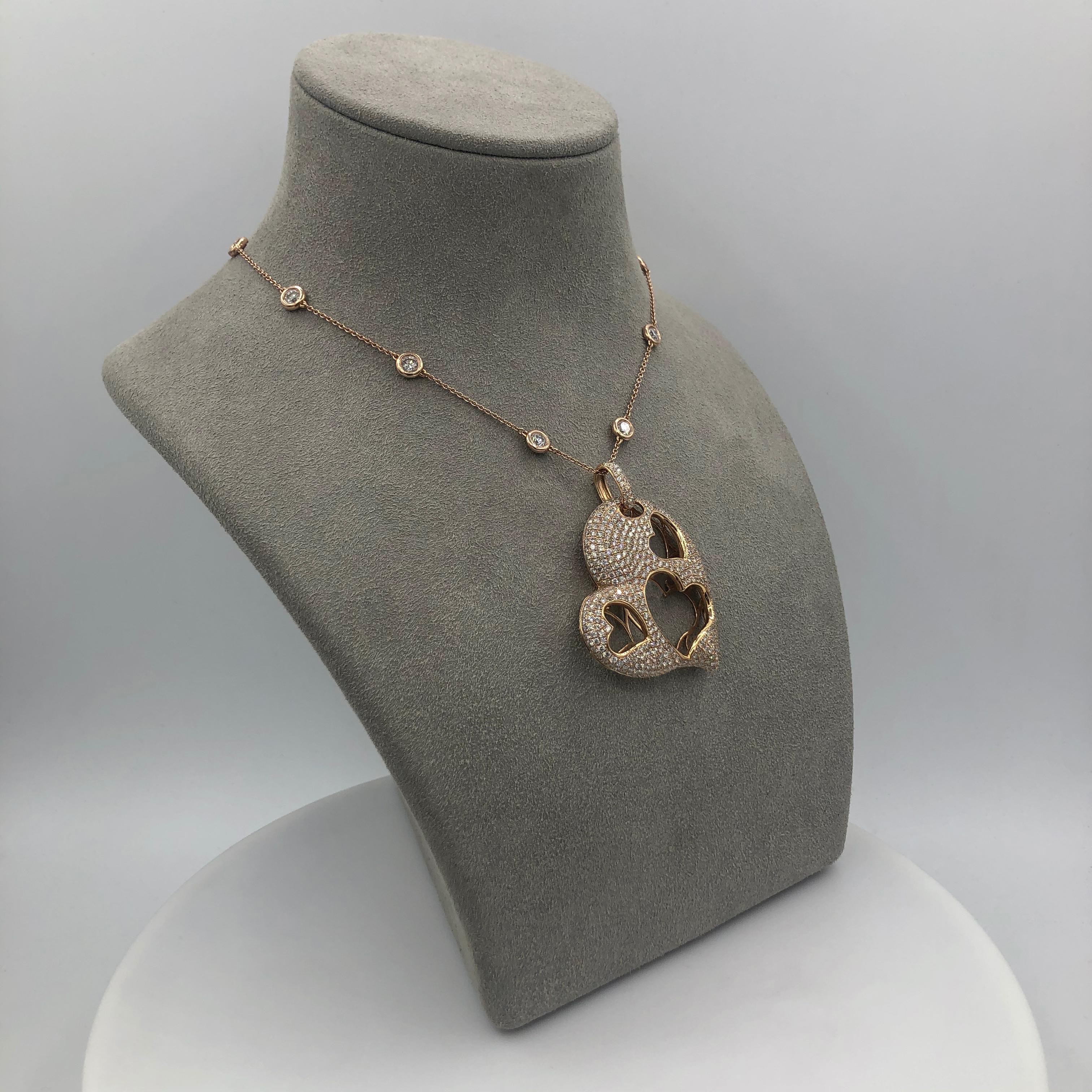 Collier à pendentif en forme de cœur ajouré avec diamants ronds micro-pavés de 7,65 carats au total en vente 3