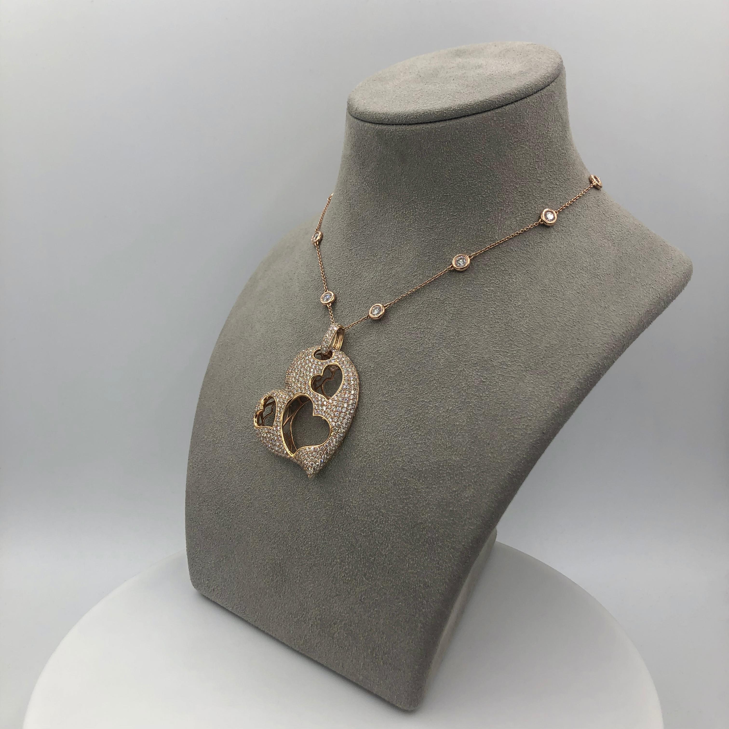 Collier à pendentif en forme de cœur ajouré avec diamants ronds micro-pavés de 7,65 carats au total en vente 1