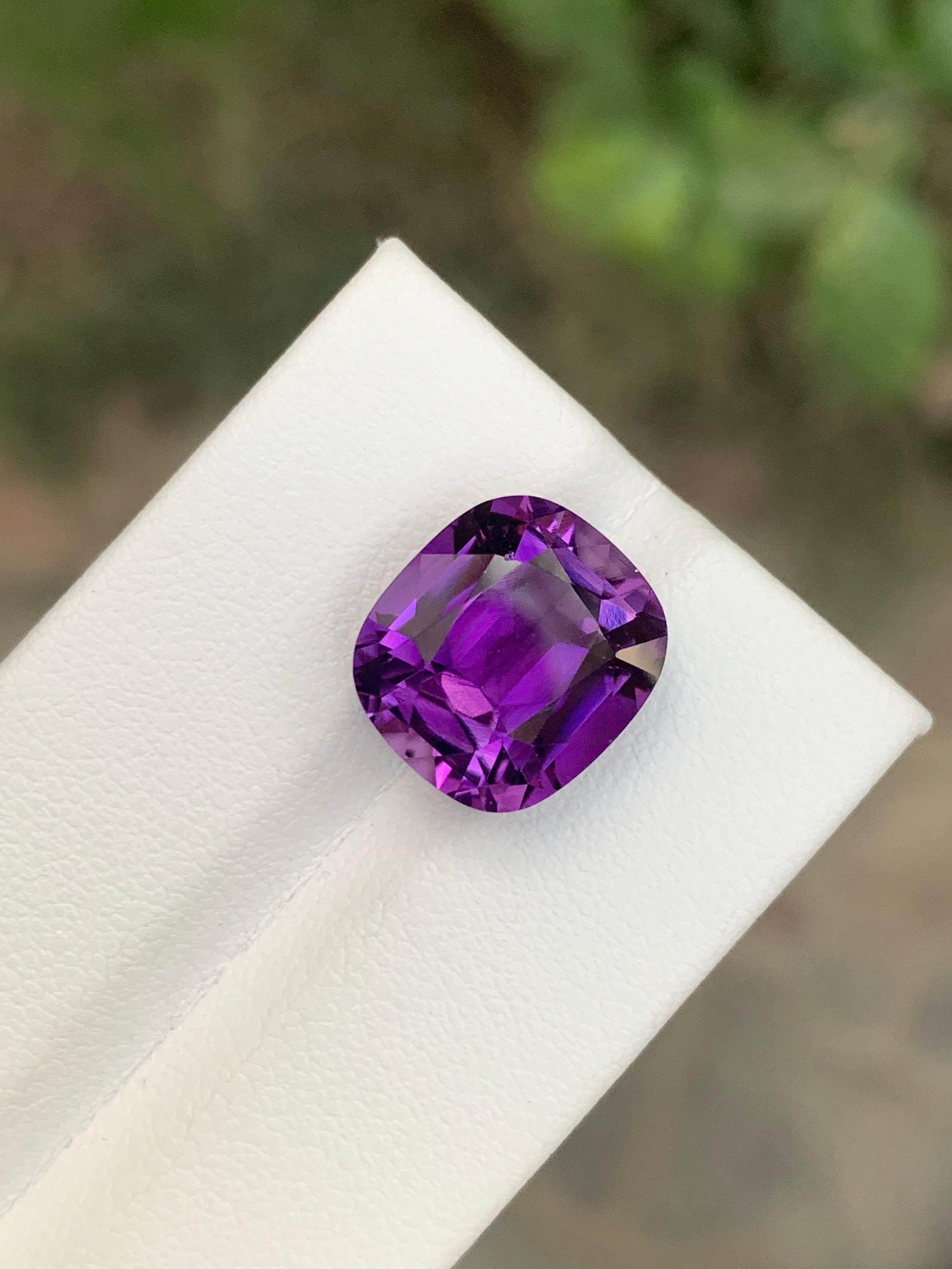 A. Stone: Ametista

Peso : 7,65 Carati
Dimensioni: 12,8 x 11,5 x 8,4 mm
Origine: Brasile
Forma: Cuscino 
Colore: viola
Trattamento: Non
Certificato: Su richiesta del cliente

L'ametista, una straordinaria varietà di quarzo di colore viola, è nota