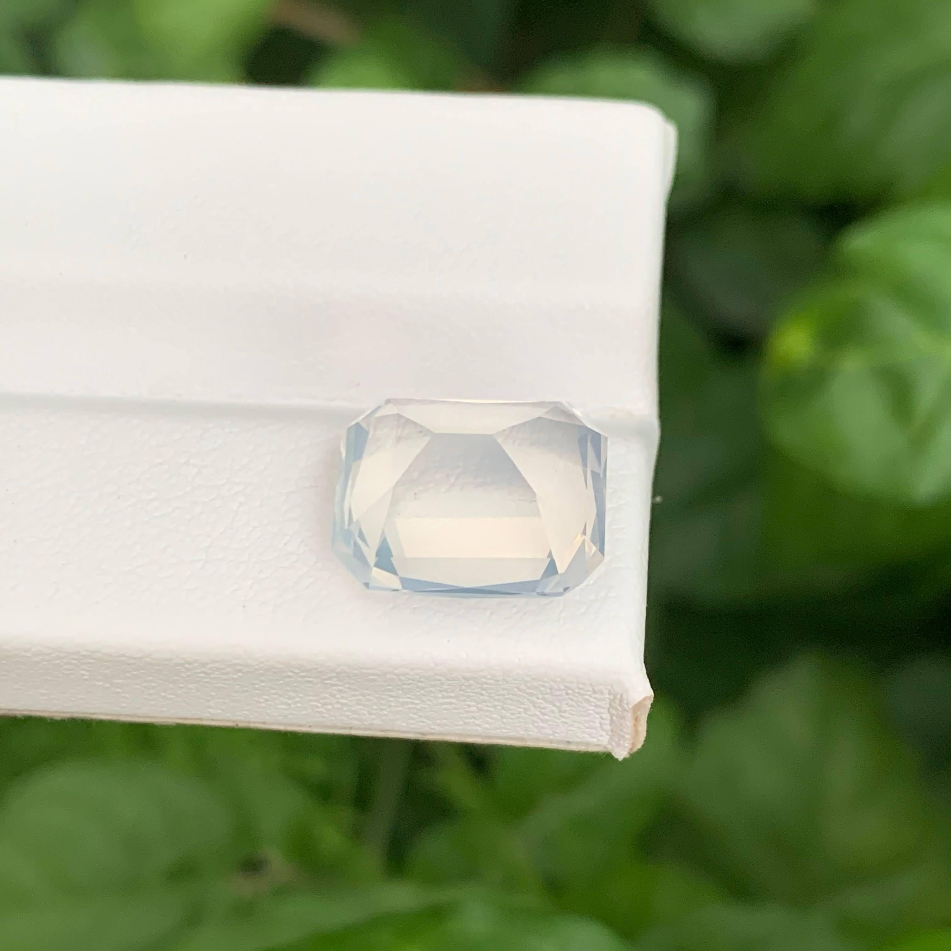 Moderne 7.65 Carat Natural Loose Faceted Milky Quartz Cushion Cut African Gemstone (pierre précieuse africaine) en vente