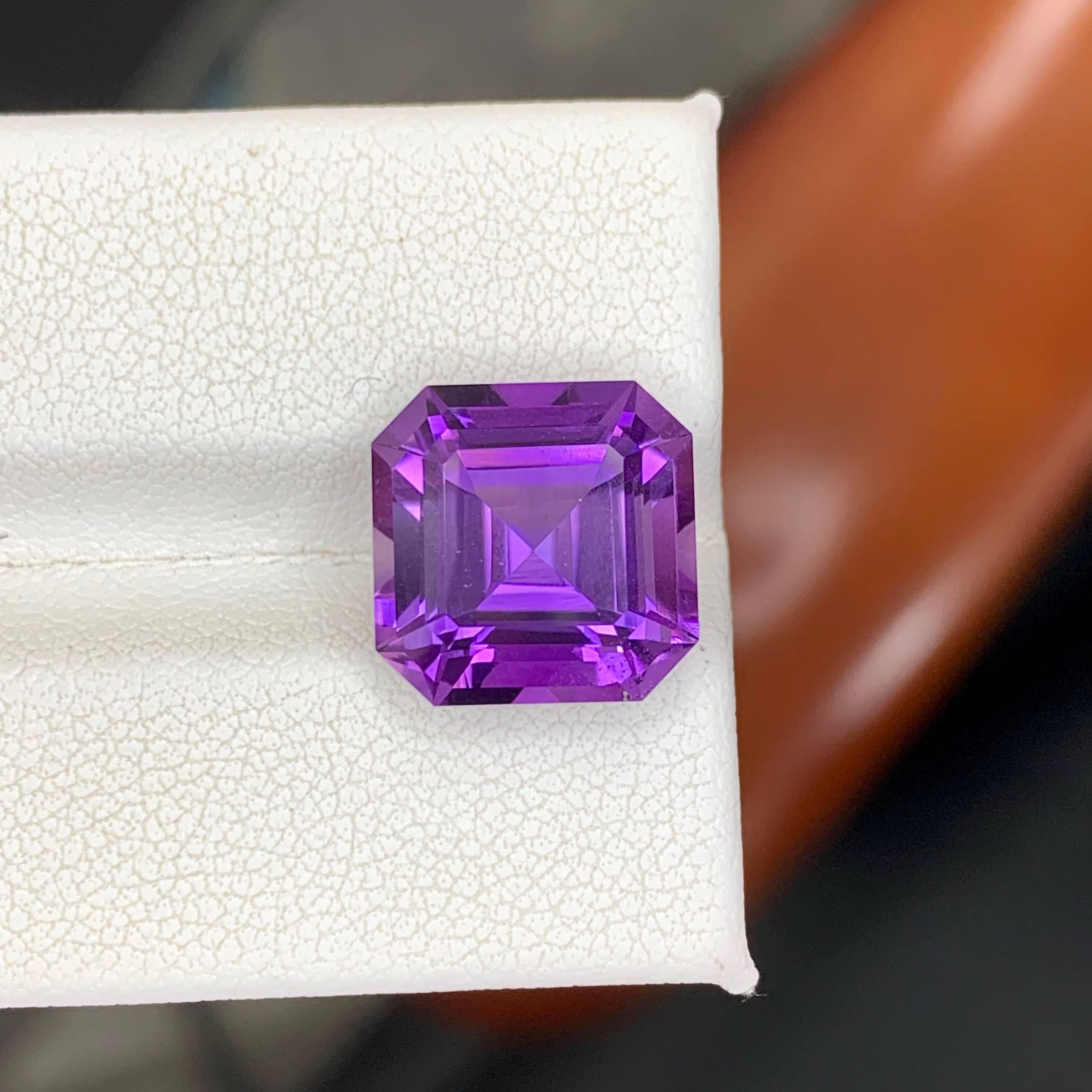 Gewicht 7,65 Karat 
Abmessungen 11,8x11,8x8,9 mm
Behandlung Keine 
Herkunft Brasilien 
Clarity Eye Clean 
Formschnitt Asscher




Dieser wunderschöne lila Amethyst mit einem Gewicht von 7,65 Karat weist einen satten, königlichen violetten Farbton