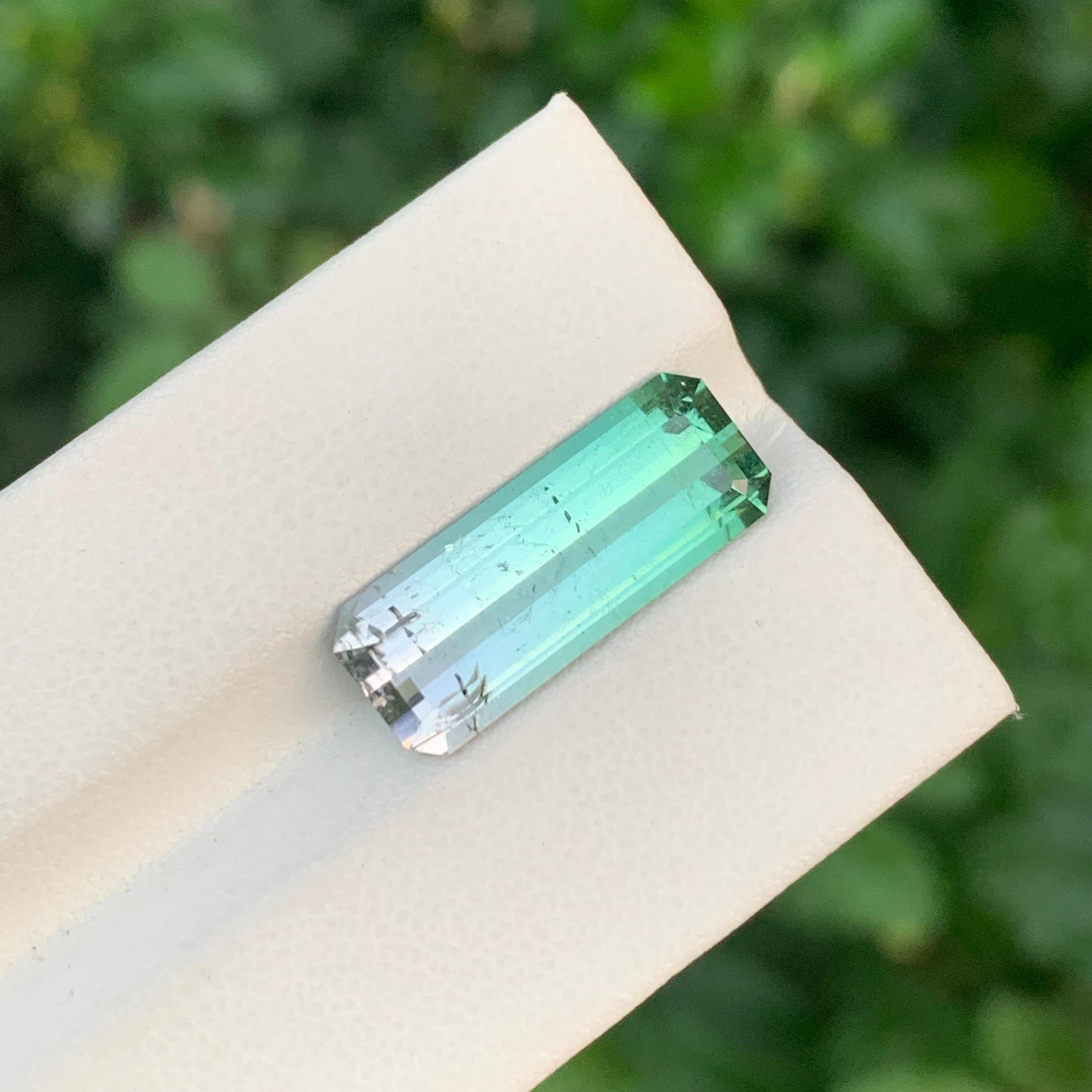 7,65 Karat natürlicher loser dreifarbiger Turmalin mit langem Smaragdstein für Schmuck im Angebot 5
