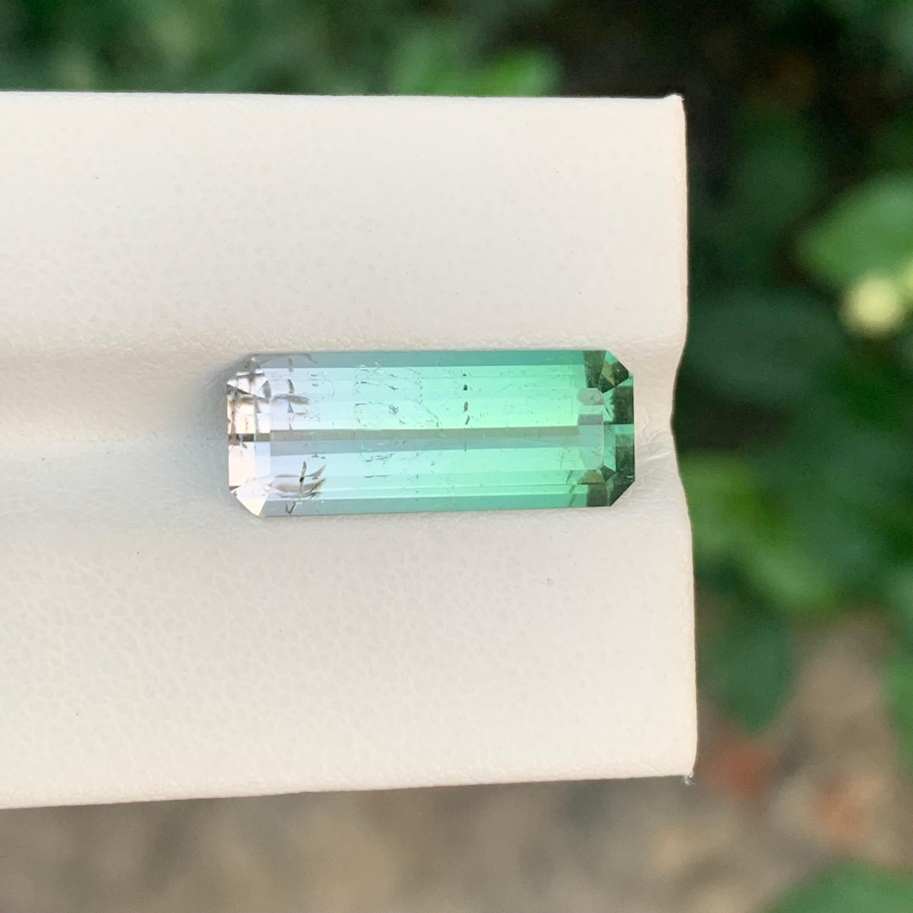 7,65 Karat natürlicher loser dreifarbiger Turmalin mit langem Smaragdstein für Schmuck (Arts and Crafts) im Angebot