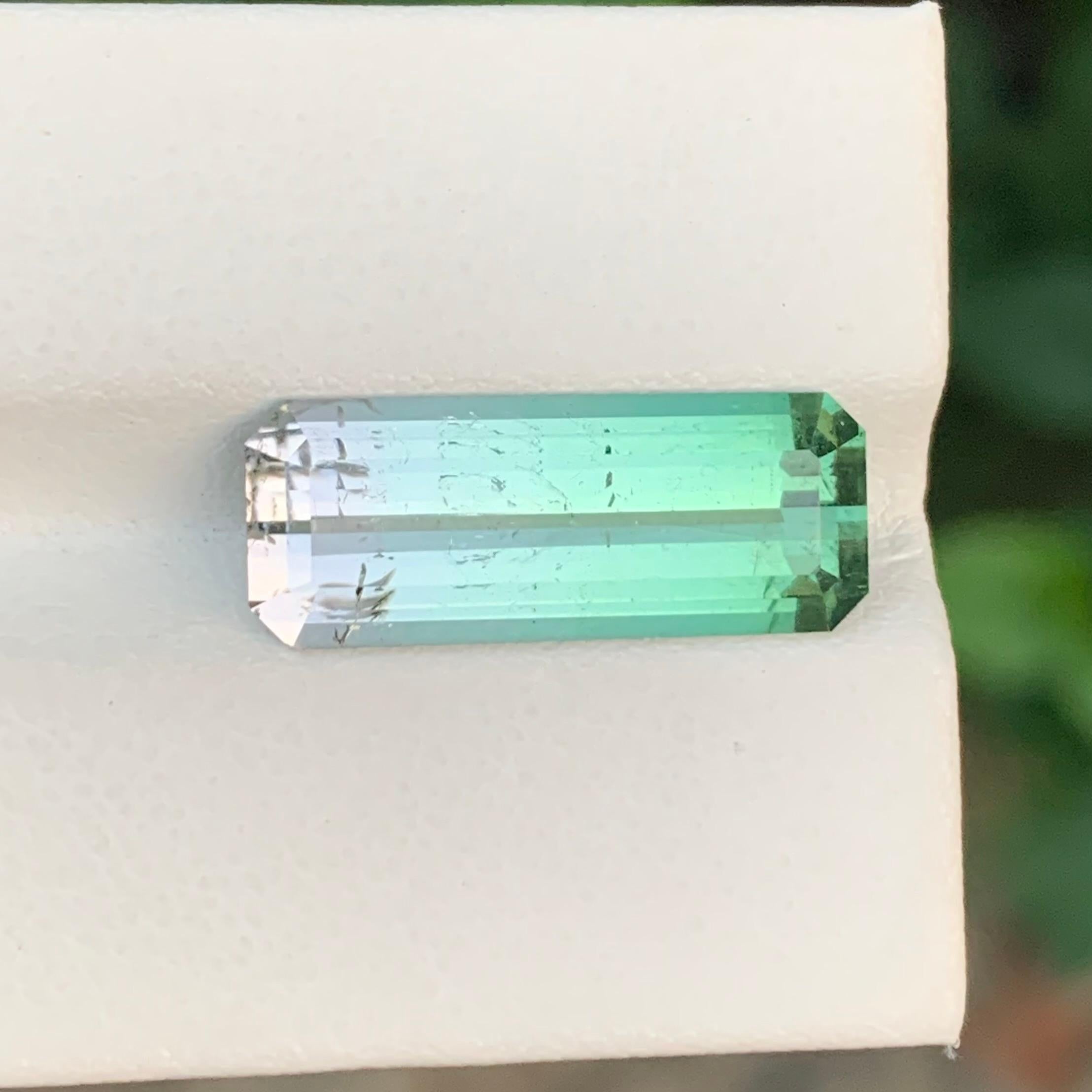 7,65 Karat natürlicher loser dreifarbiger Turmalin mit langem Smaragdstein für Schmuck (Smaragdschliff) im Angebot