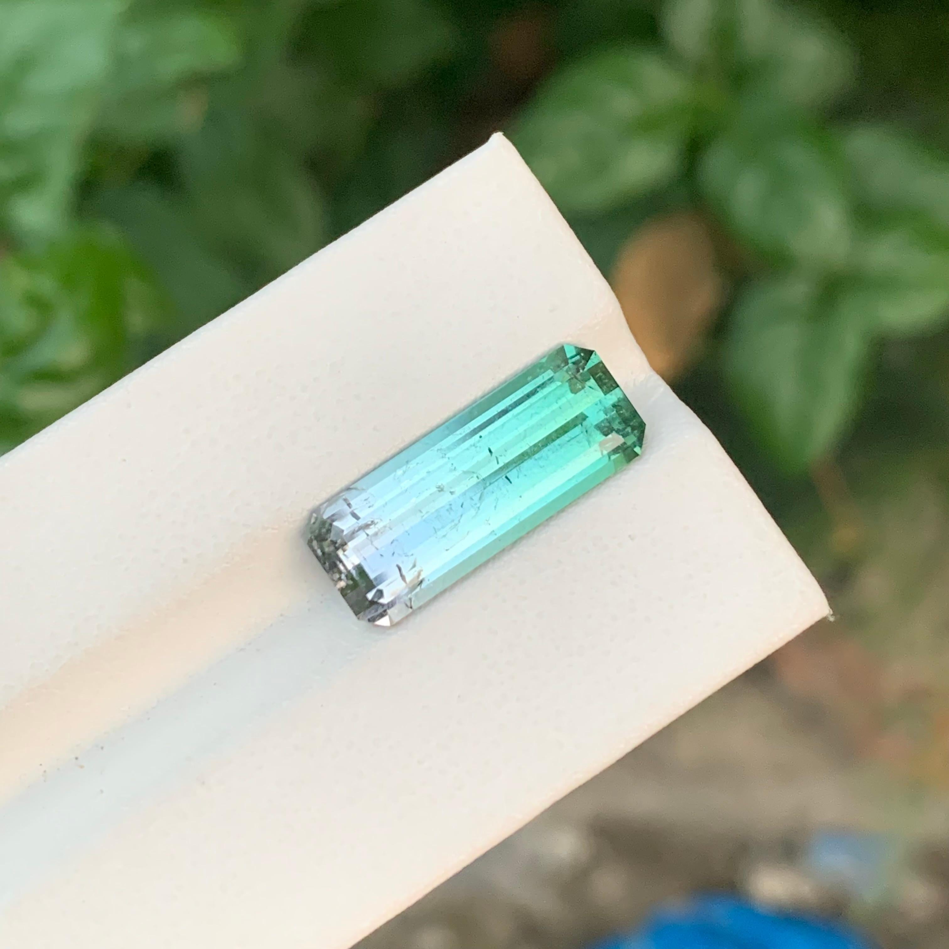 7,65 Karat natürlicher loser dreifarbiger Turmalin mit langem Smaragdstein für Schmuck für Damen oder Herren im Angebot