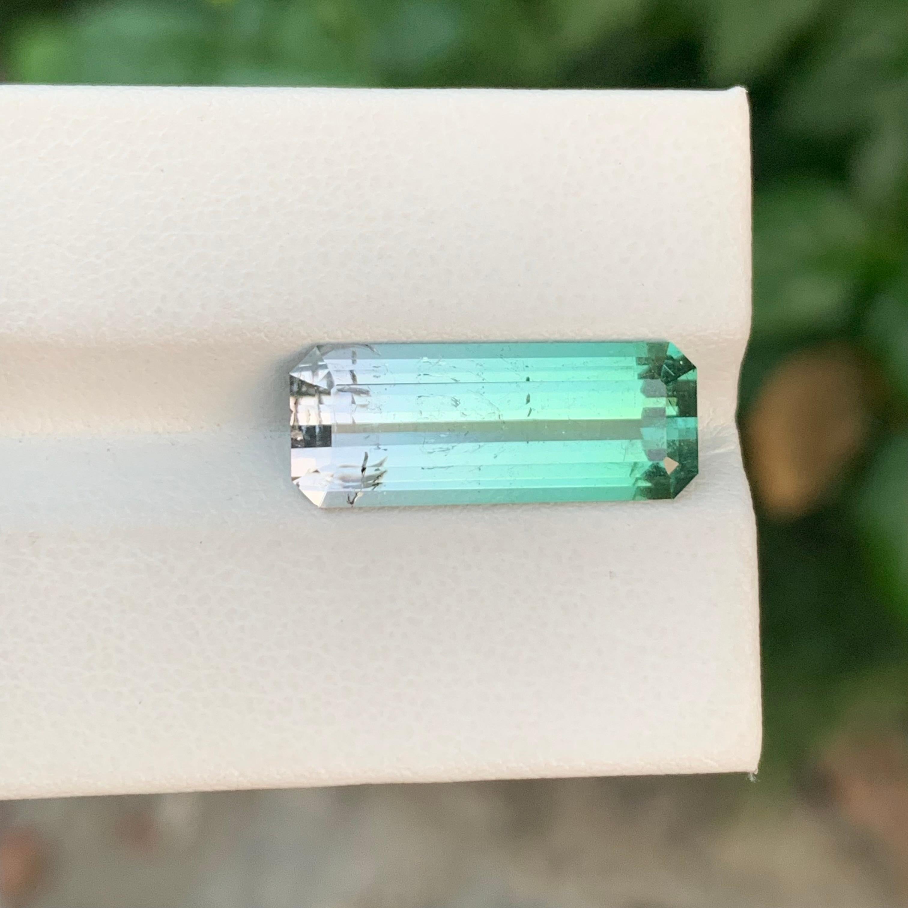 7,65 Karat natürlicher loser dreifarbiger Turmalin mit langem Smaragdstein für Schmuck im Angebot 1