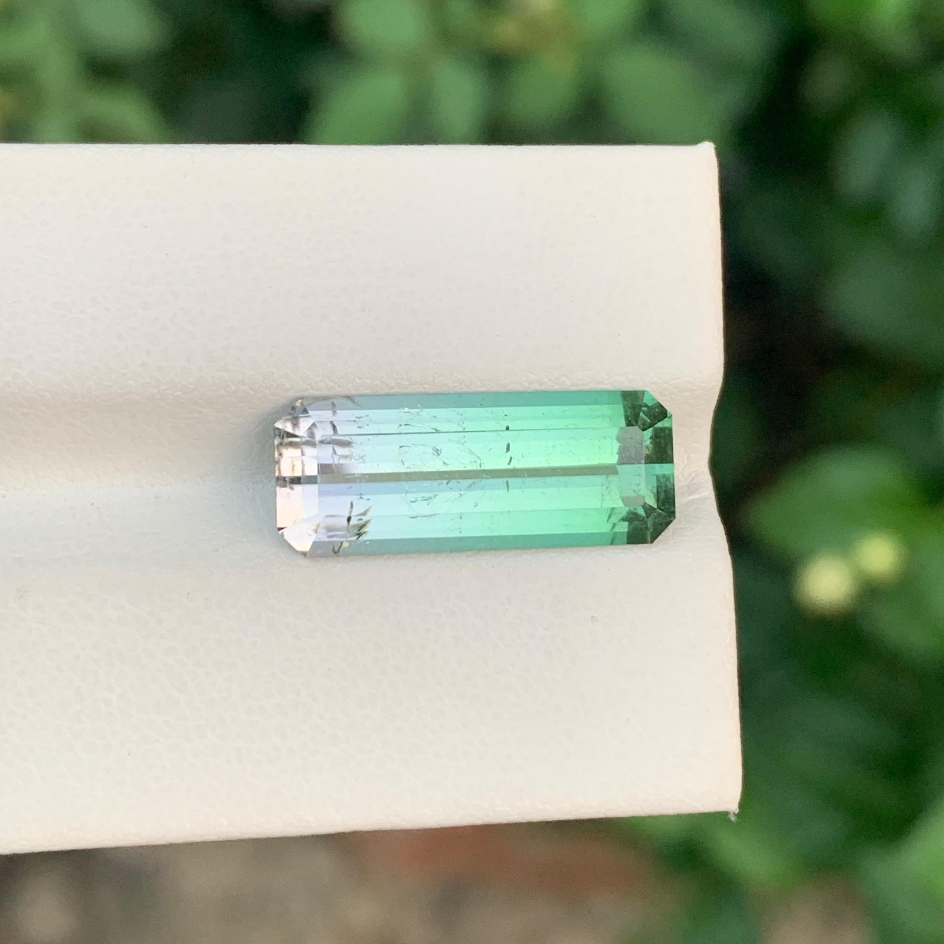 7,65 Karat natürlicher loser dreifarbiger Turmalin mit langem Smaragdstein für Schmuck im Angebot 2