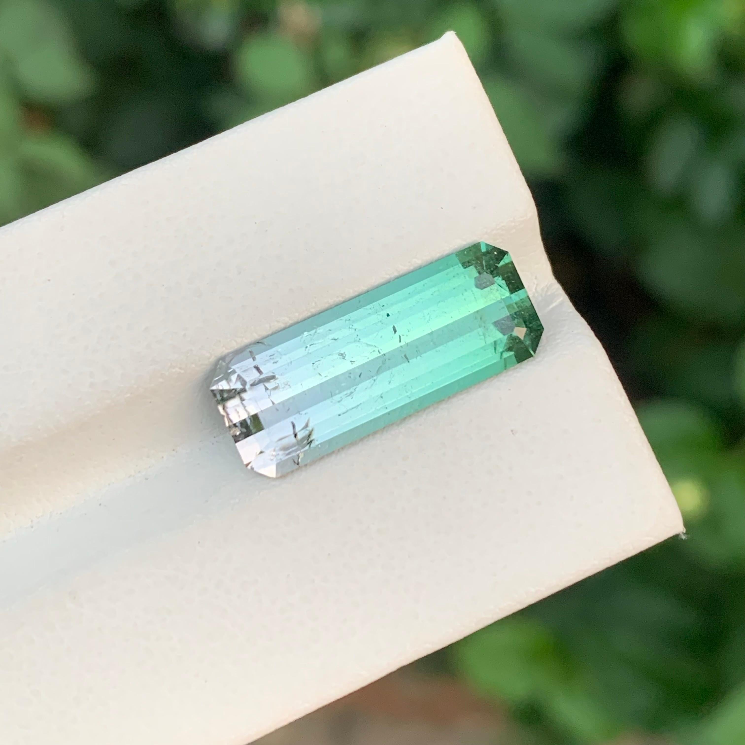 7,65 Karat natürlicher loser dreifarbiger Turmalin mit langem Smaragdstein für Schmuck im Angebot 3