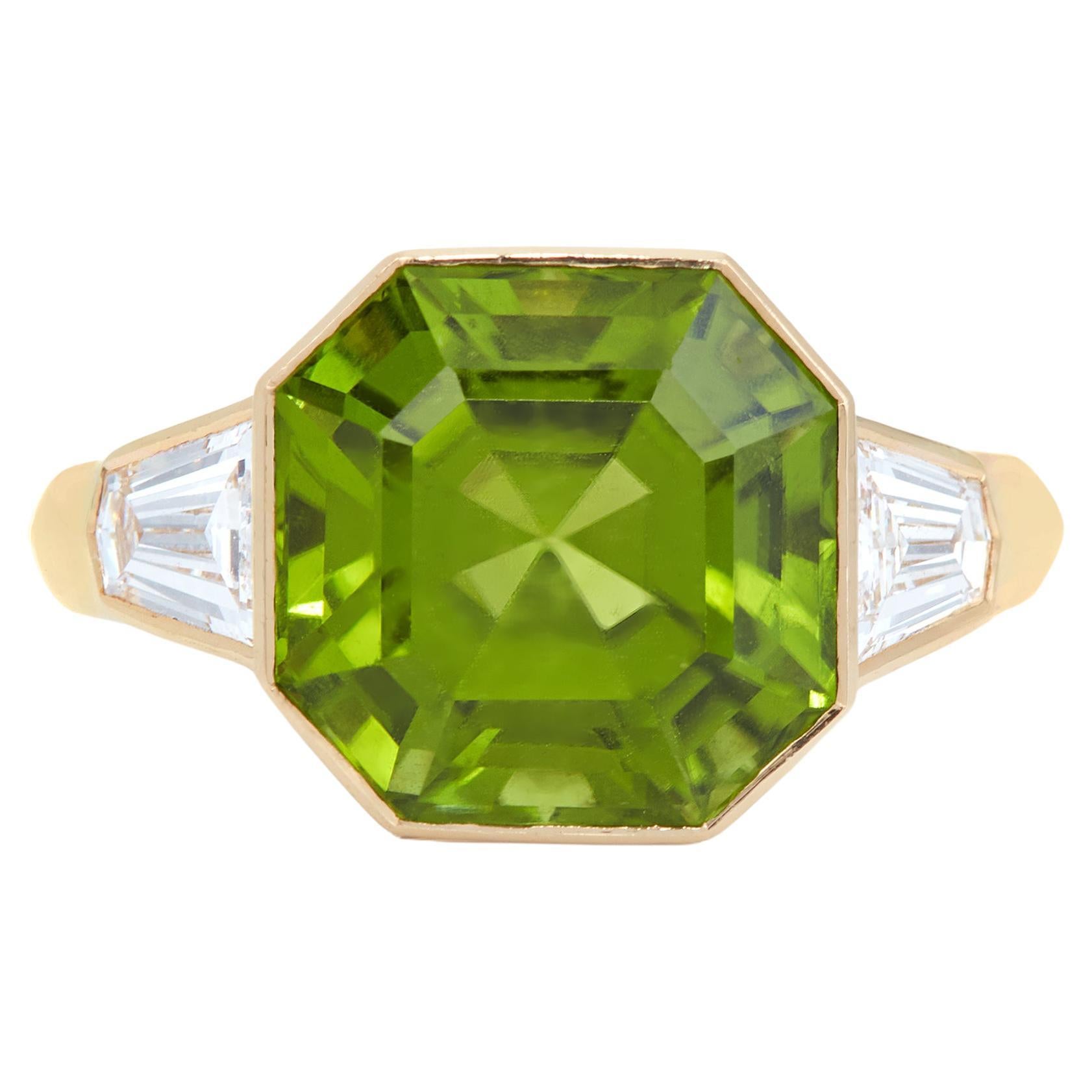 7,65 Karat Asscher-Schliff Peridot und Diamantring aus 18 Karat Gelbgold