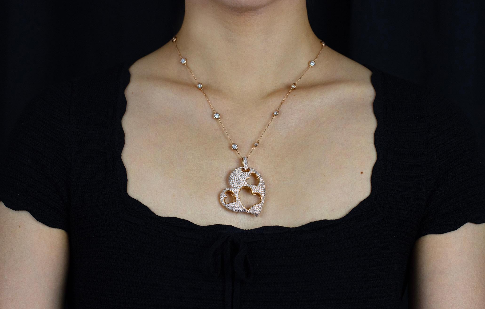 Taille ronde Collier à pendentif en forme de cœur ajouré avec diamants ronds micro-pavés de 7,65 carats au total en vente